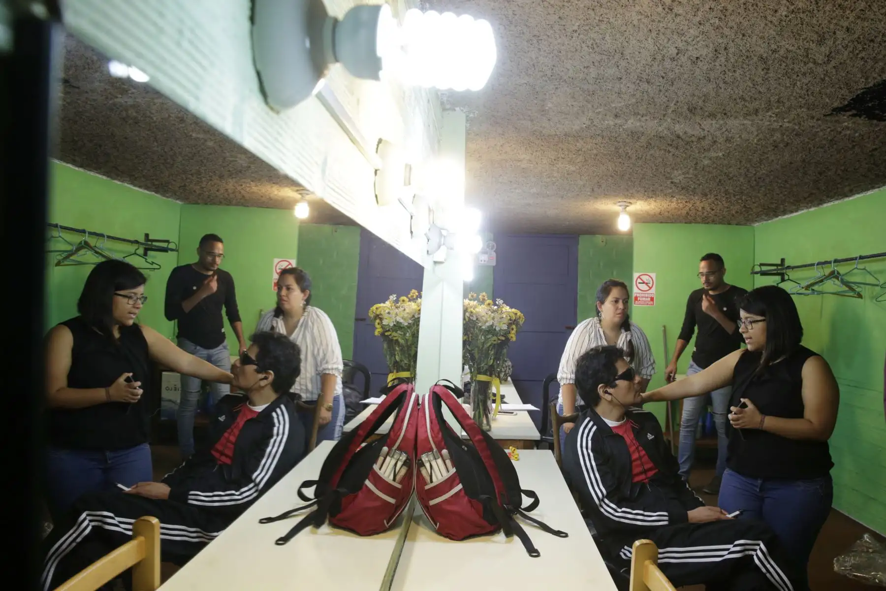Los actores de la obra y su directora, Déborah Seminario, se preparan en los camerinos antes de dar inicio al espectáculo.  Foto: ANDINA/Melina Mejía