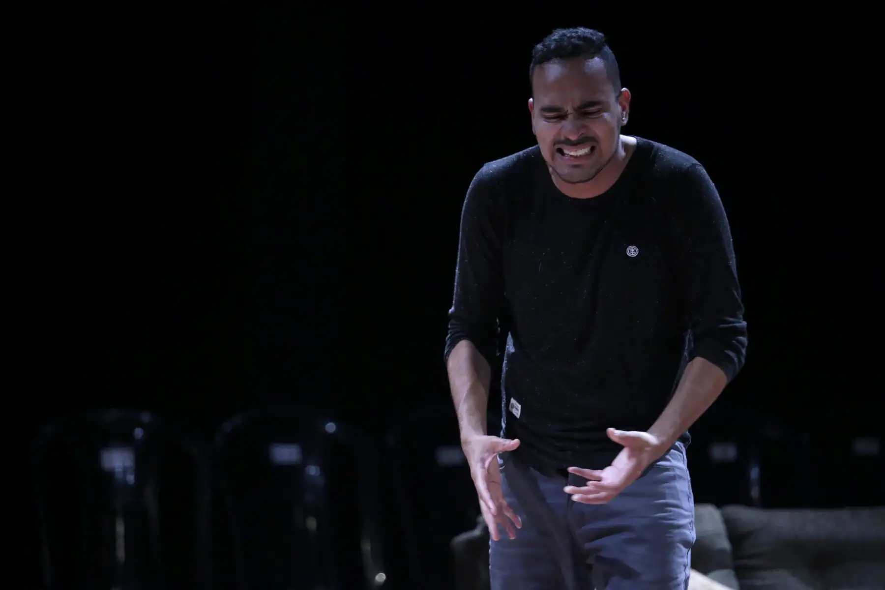 Actor Josue Parodi interpreta a un joven ciego en la obra "Carga visual: Episodios escénicos".  Foto: ANDINA/Melina Mejía