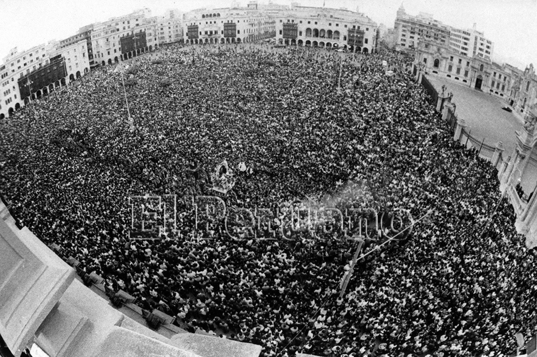 Lima - 18 octubre 1976 / Procesión del Señor de los Milagros en la plaza de armas de Lima. Foto: Archivo Histórico e EL PERUANO / Rolando Ángeles