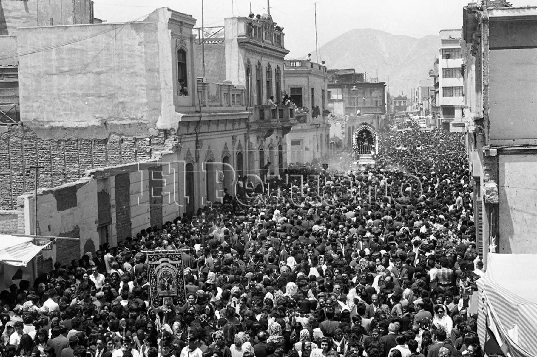 Lima - 1 noviembre 1969 / En medio de un mar humano, la sagrada imagen del señor de los milagros fue conducida del Templo de las Nazarenas a su convento donde permanecerá hasta octubre del próximo año.  Foto: Archivo Histórico e EL PERUANO / José Risco