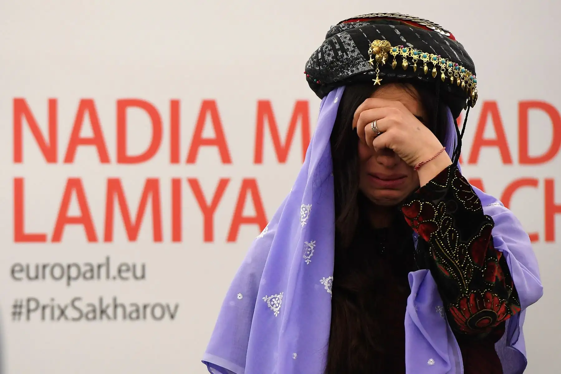 En esta foto de archivo tomada el 13 de diciembre de 2016, Nadia Murad, defensora pública de la comunidad Yazidi en Irak y sobreviviente de la esclavitud sexual por parte de los jihadistas del Estado Islámico, reacciona después de haber sido galardonada con el premio Sáharov de derechos humanos 2016 en el Europeo. Parlamento en Estrasburgo. Foto: AFP