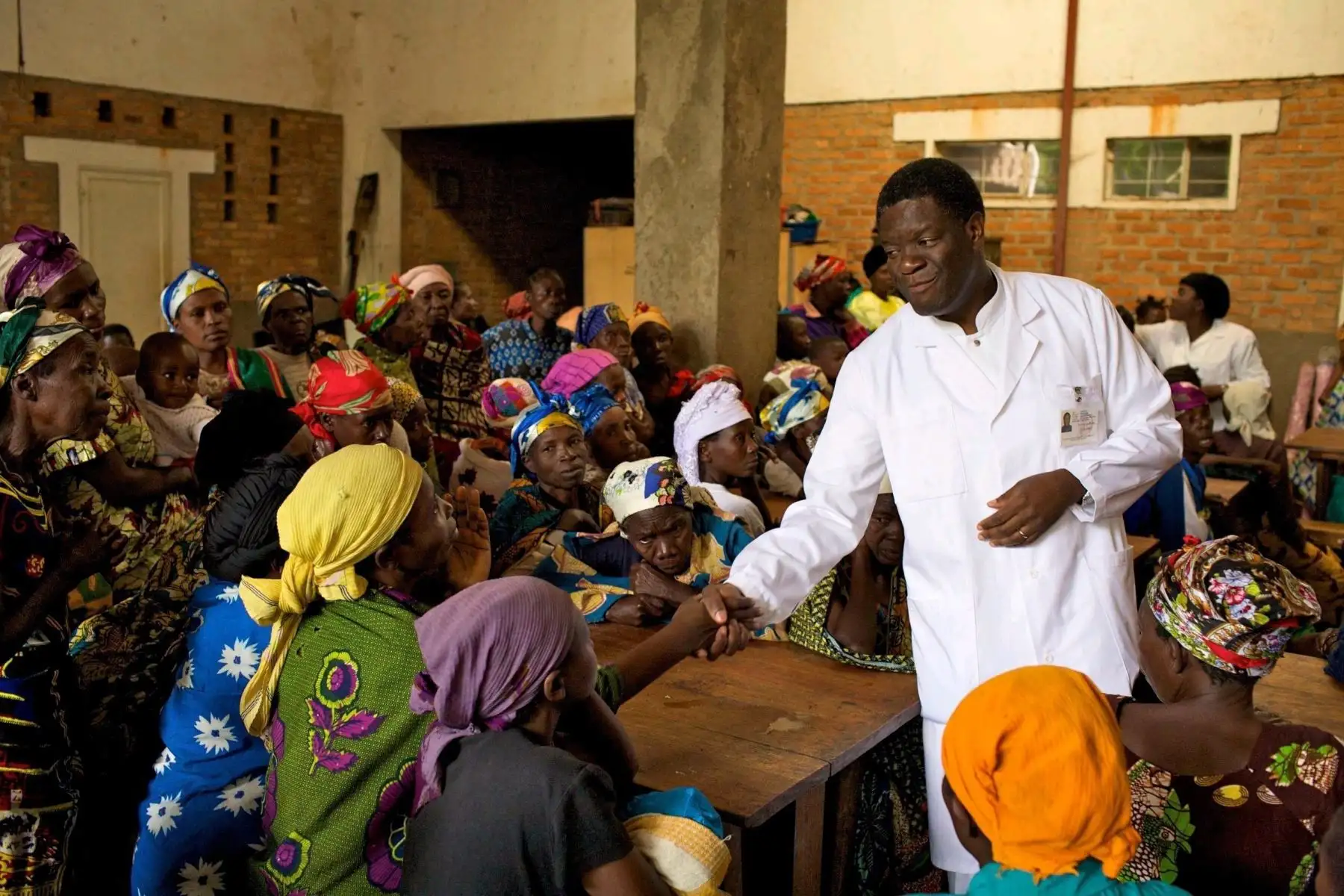 El médico Denis Mukwege estrecha la mano a un hombre en la República Democrática del Congo. El congoleño Denis Mukwege y la iraquÌ Nadia Murad ganaron hoy, 5 de octubre de 2018, el Nobel de la Paz por "sus esfuerzos para terminar con el uso de la violencia sexual como arma de guerra y en conflictos armados" informó hoy el Comité Nobel Noruego. EFE