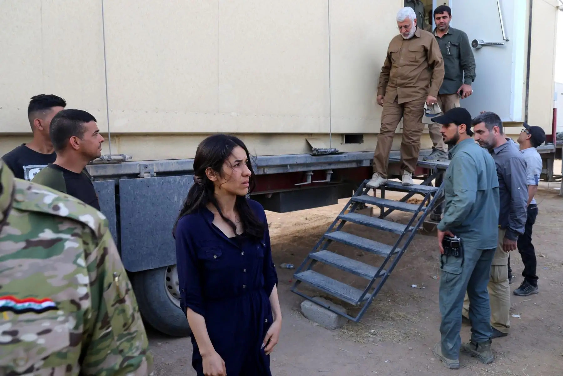 Imagen de archivo que muestra a la reciente ganadora del premio Nobel de la Paz, la activista iraquí Nadia Murad, durante una visita al ejército iraquí en la ciudad de Mosul, al norte de Irak, el 1 de junio de 2017. EFE