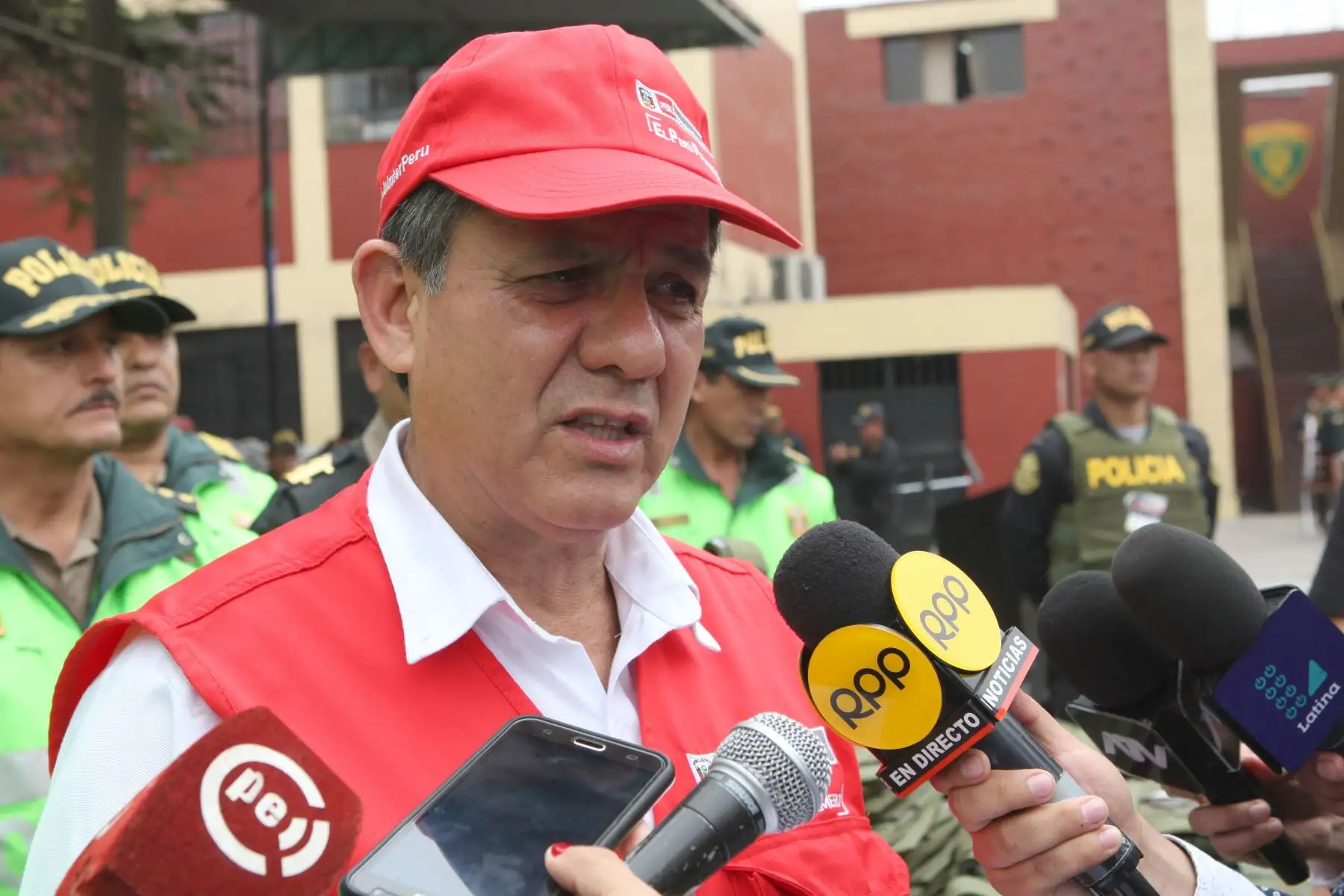 Ministro del Interior Mauro Medina, presentó Los chalecos antibalas nivel III A, que han pasado las pruebas de resistencia, cumpliendo los entándares requeridos.  Foto: ANDINA/Hèctor Vinces