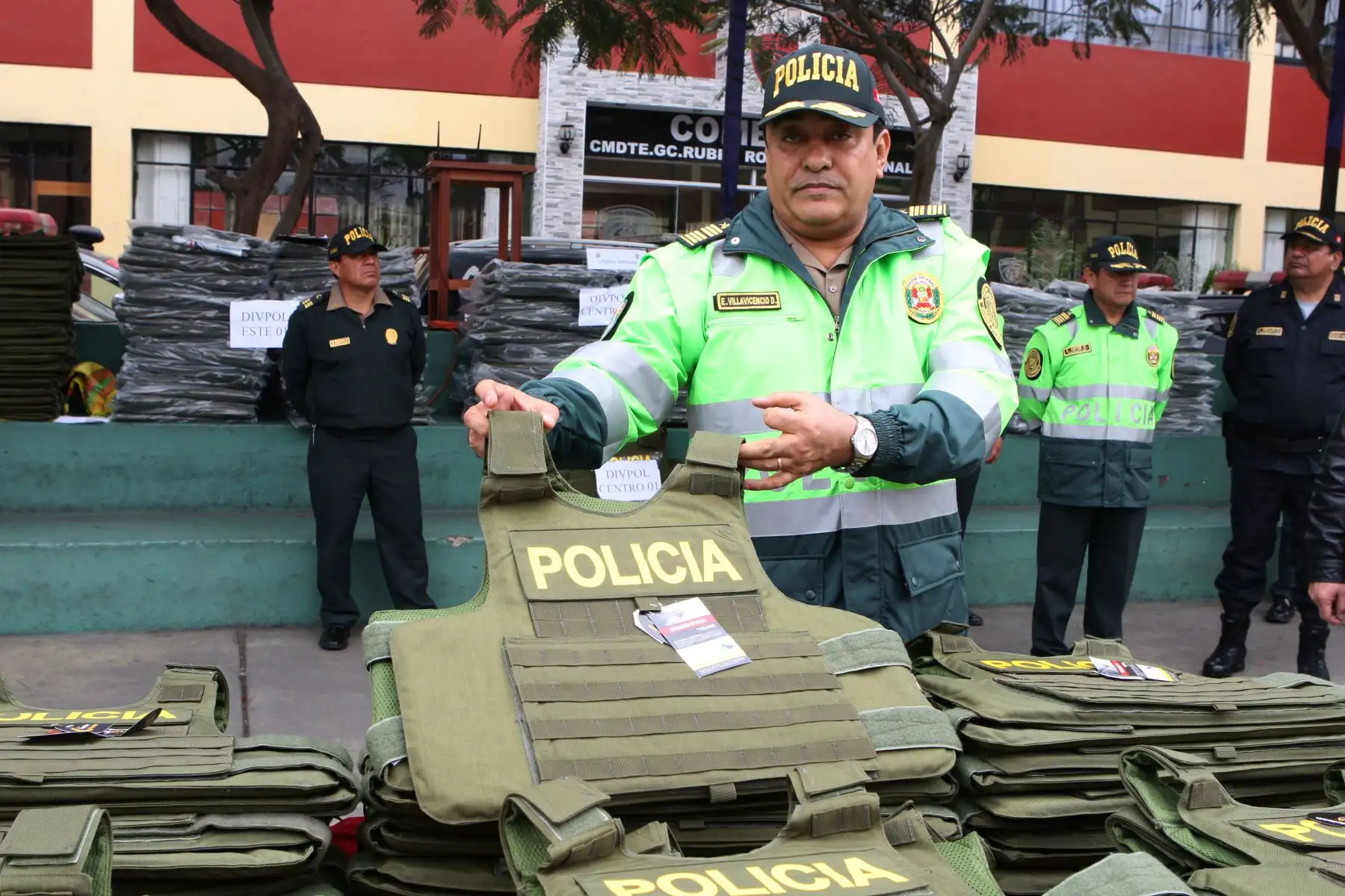Ministro del Interior Mauro Medina, presentó Los chalecos antibalas nivel III A, que han pasado las pruebas de resistencia, cumpliendo los estándares requeridos.  Foto: ANDINA/Hèctor Vinces