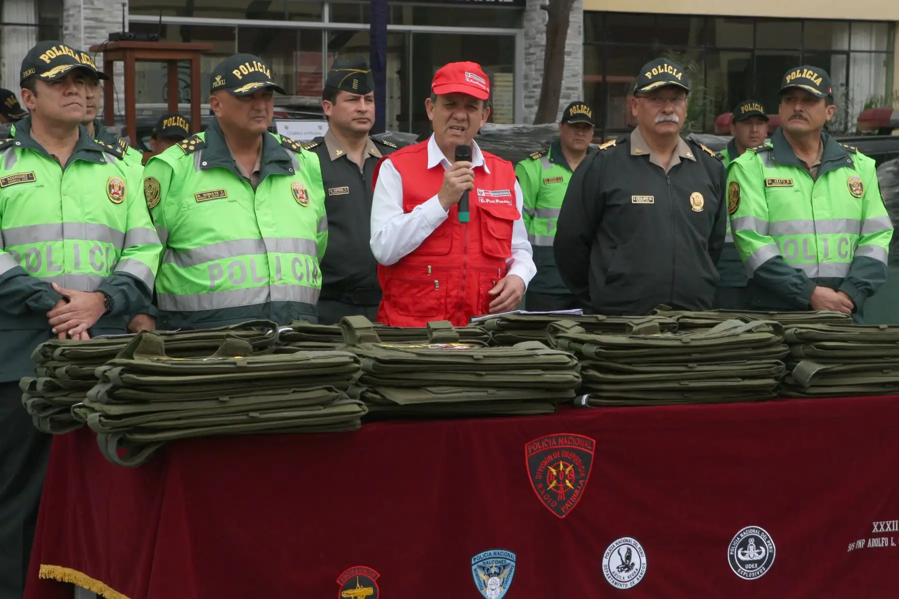 Ministro del Interior Mauro Medina, presentó Los chalecos antibalas nivel III A, que han pasado las pruebas de resistencia, cumpliendo los estándares requeridos.  Foto: ANDINA/Hèctor Vinces