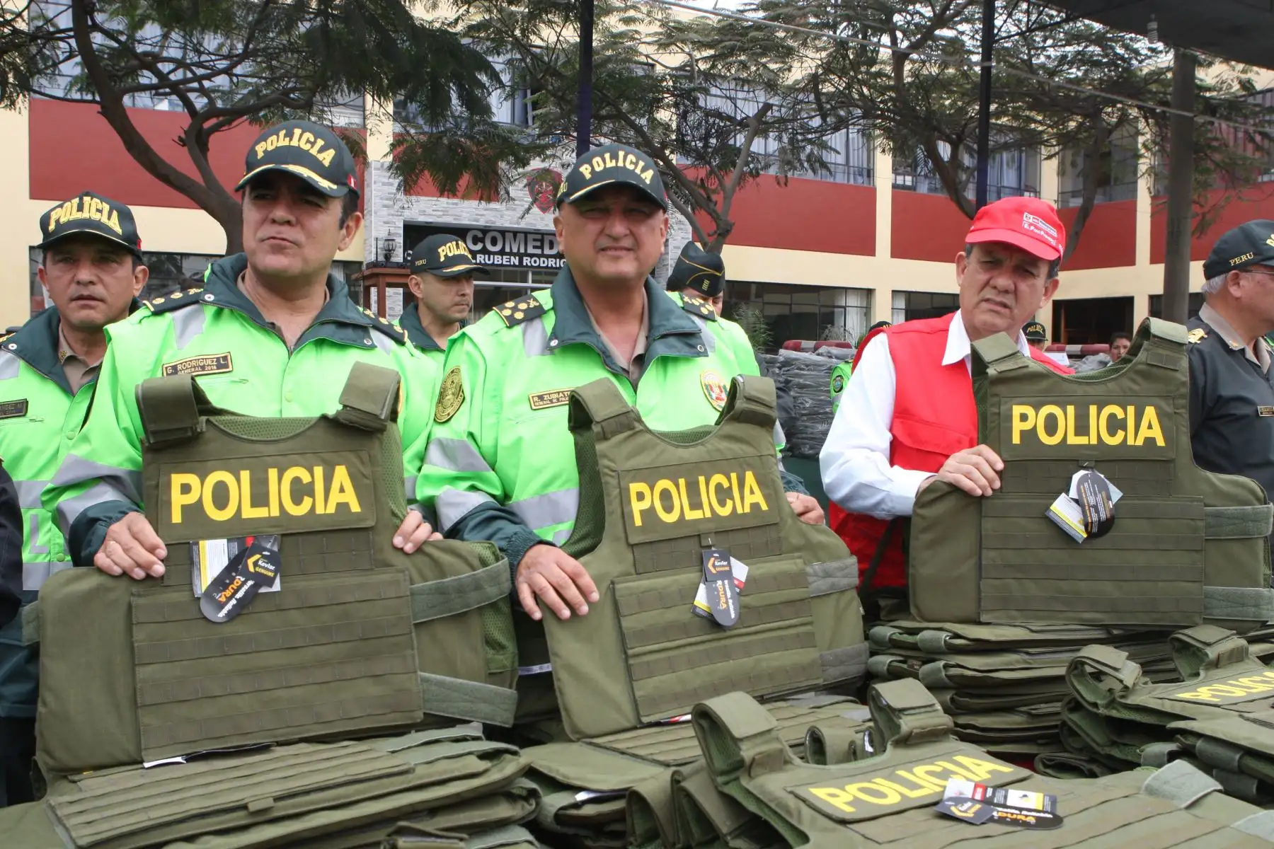 Ministro del Interior Mauro Medina, presentó Los chalecos antibalas nivel III A, que han pasado las pruebas de resistencia, cumpliendo los estándares requeridos.  Foto: ANDINA/Hèctor Vinces