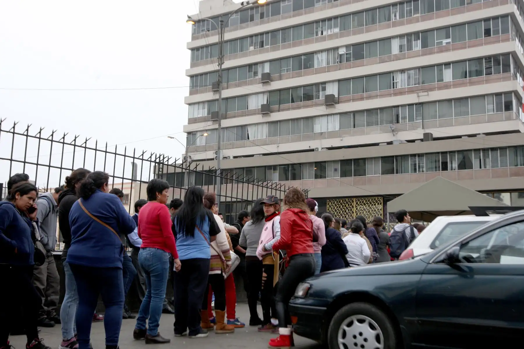 Ciudadanos hacen colas para tramitar duplicado  y recojo de DNI, para sufragar en las elecciones municipales del domingo.Foto: ANDINA/Hèctor Vinces