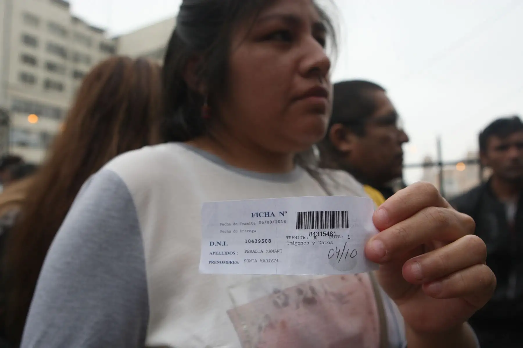 Ciudadanos hacen colas para tramitar duplicado  y recojo de DNI, para sufragar en las elecciones municipales del domingo.Foto: ANDINA/Hèctor Vinces