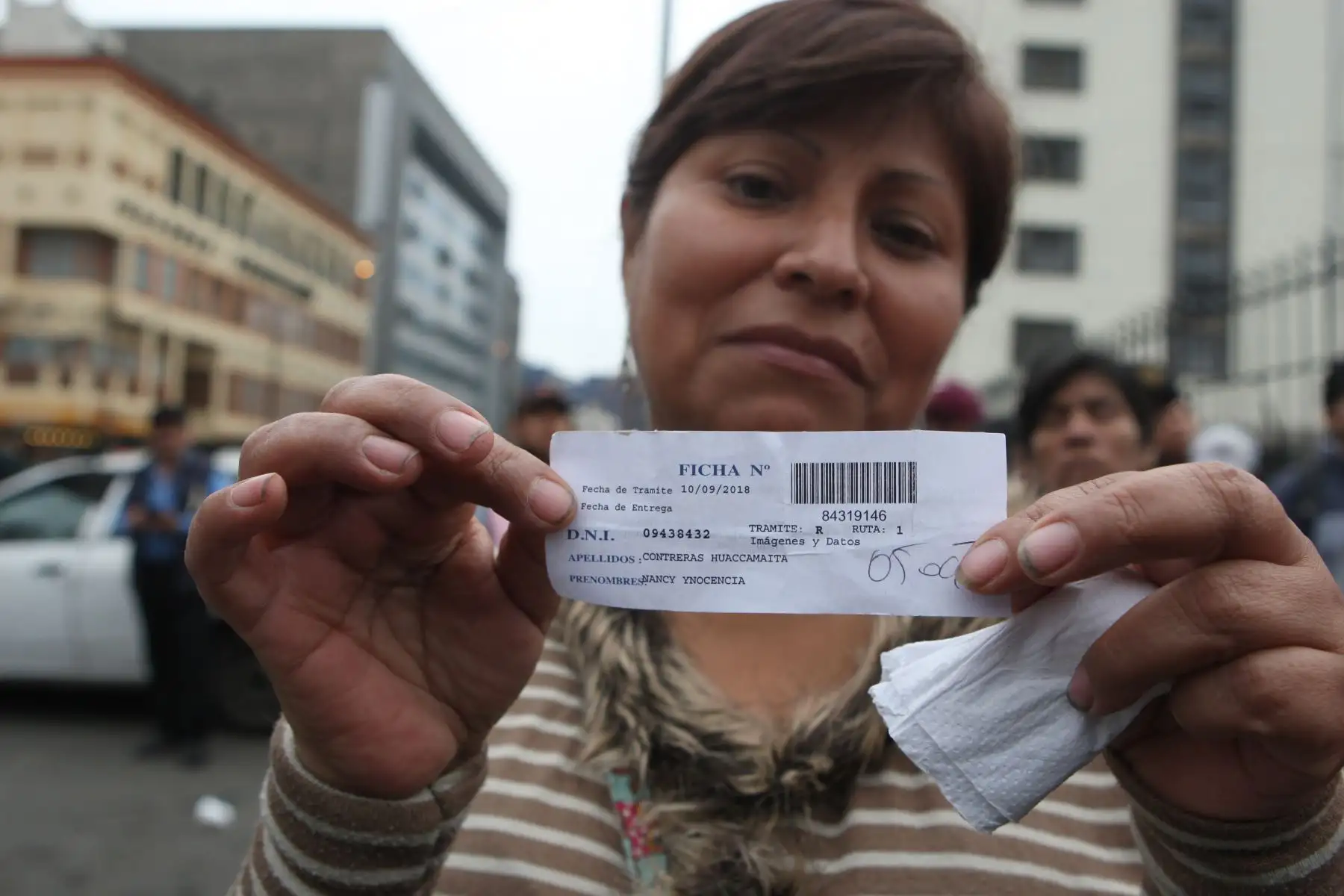 Ciudadanos hacen colas para tramitar duplicado  y recojo de DNI, para sufragar en las elecciones municipales del domingo.Foto: ANDINA/Hèctor Vinces