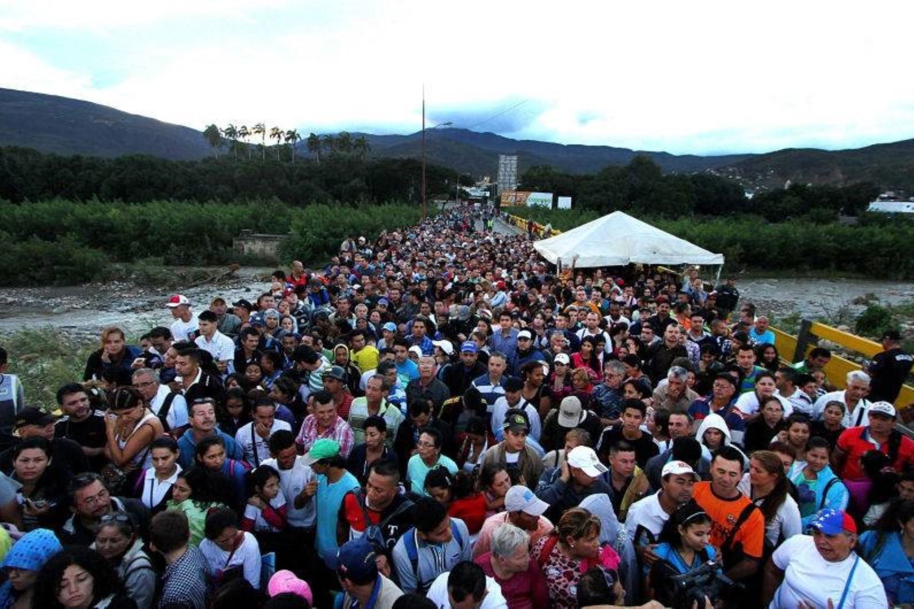 Colombia pide que no haya cruce masivo tras reapertura frontera con Venezuela. Foto: AFP