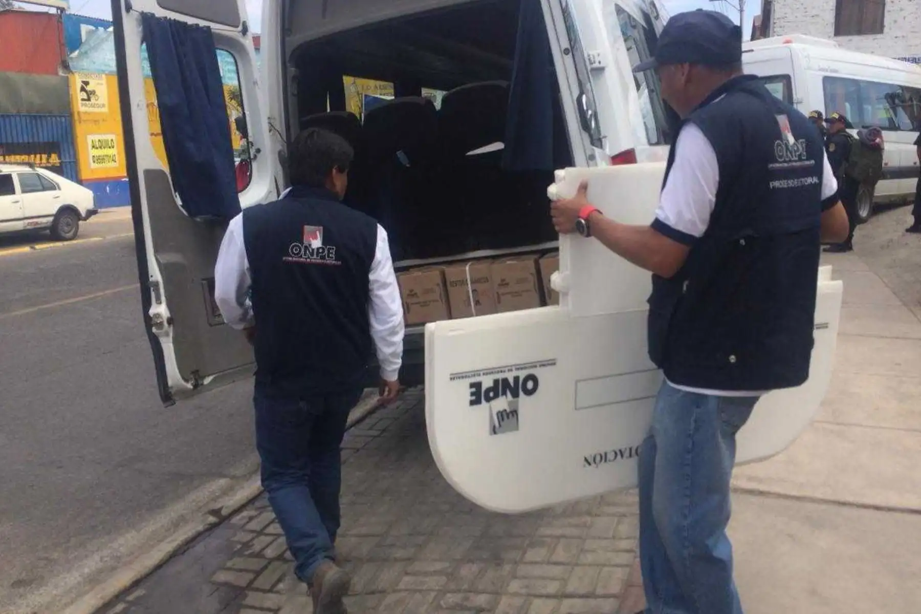 Con éxito se desarrolló el despliegue del material electoral en la región Arequipa, que se inició en la víspera y concluyó hoy en todas las provincias, informaron los responsables de las cinco Oficinas Descentralizadas de Procesos Electoral (ODPE) que tienen a su cargo las elecciones regionales y municipales 2018.