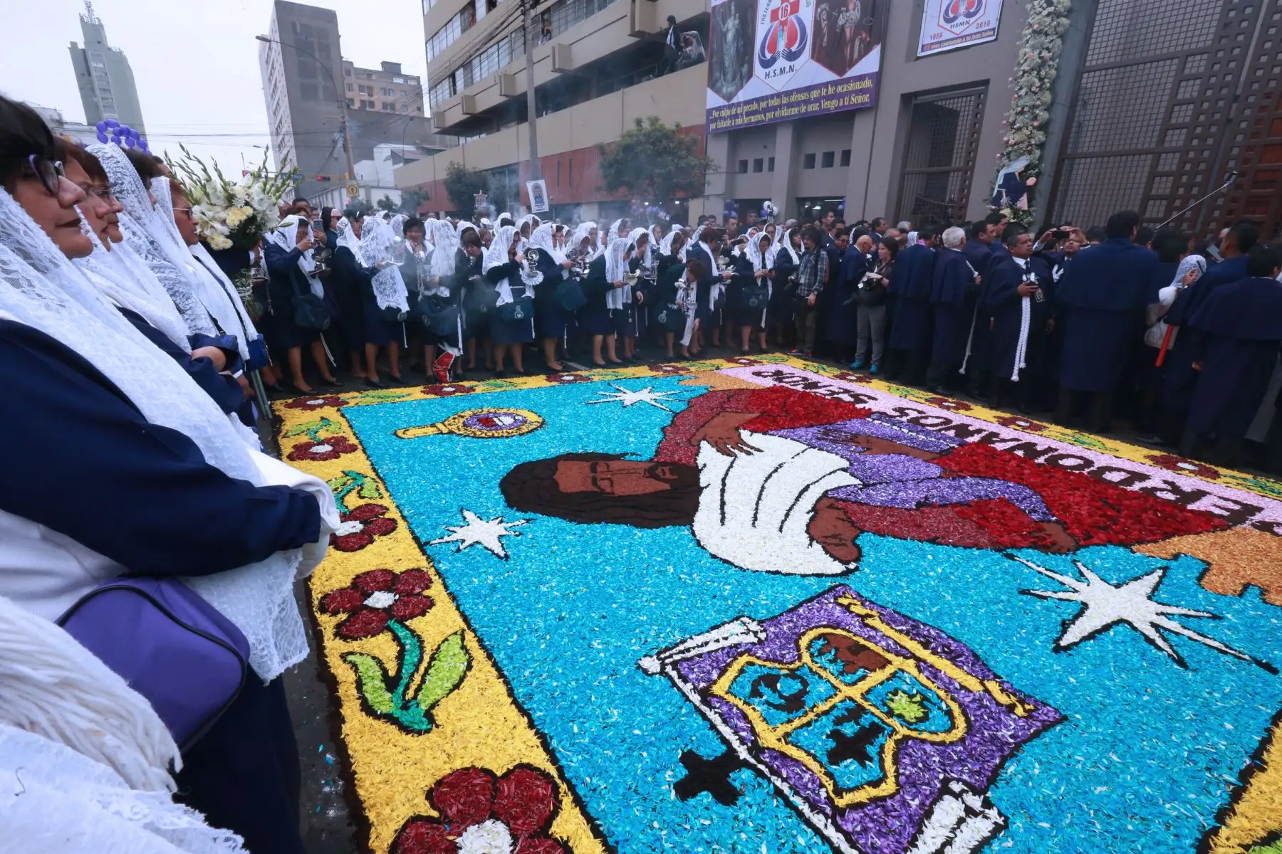 En medio de la presencia de miles de fieles, la imagen del Señor de los Milagros salió del santuario de las Nazarenas, en su primer recorrido procesional del presente año para desplazarse por las calles del centro de LimaFoto: ANDINA/Norman Córdova
