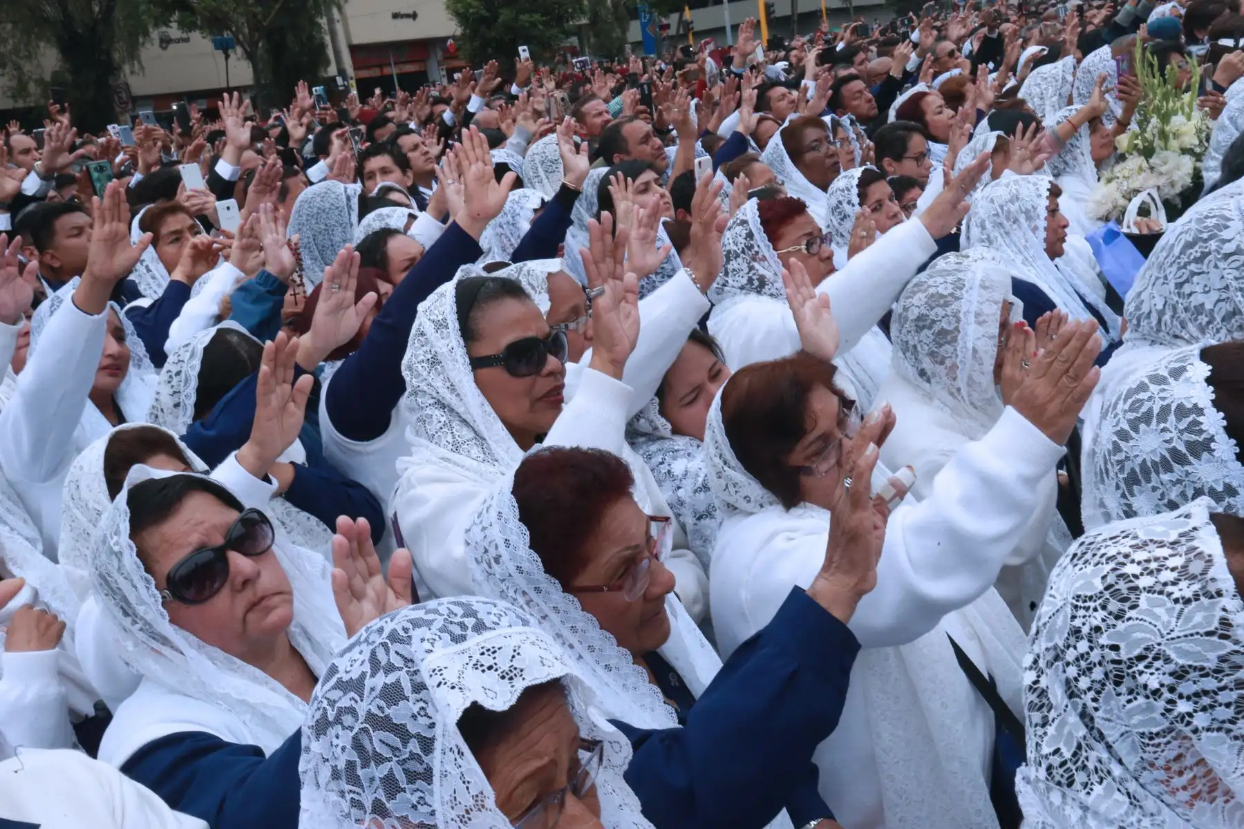 En medio de la presencia de miles de fieles, la imagen del Señor de los Milagros salió del santuario de las Nazarenas, en su primer recorrido procesional del presente año para desplazarse por las calles del centro de LimaFoto: ANDINA/Norman Córdova