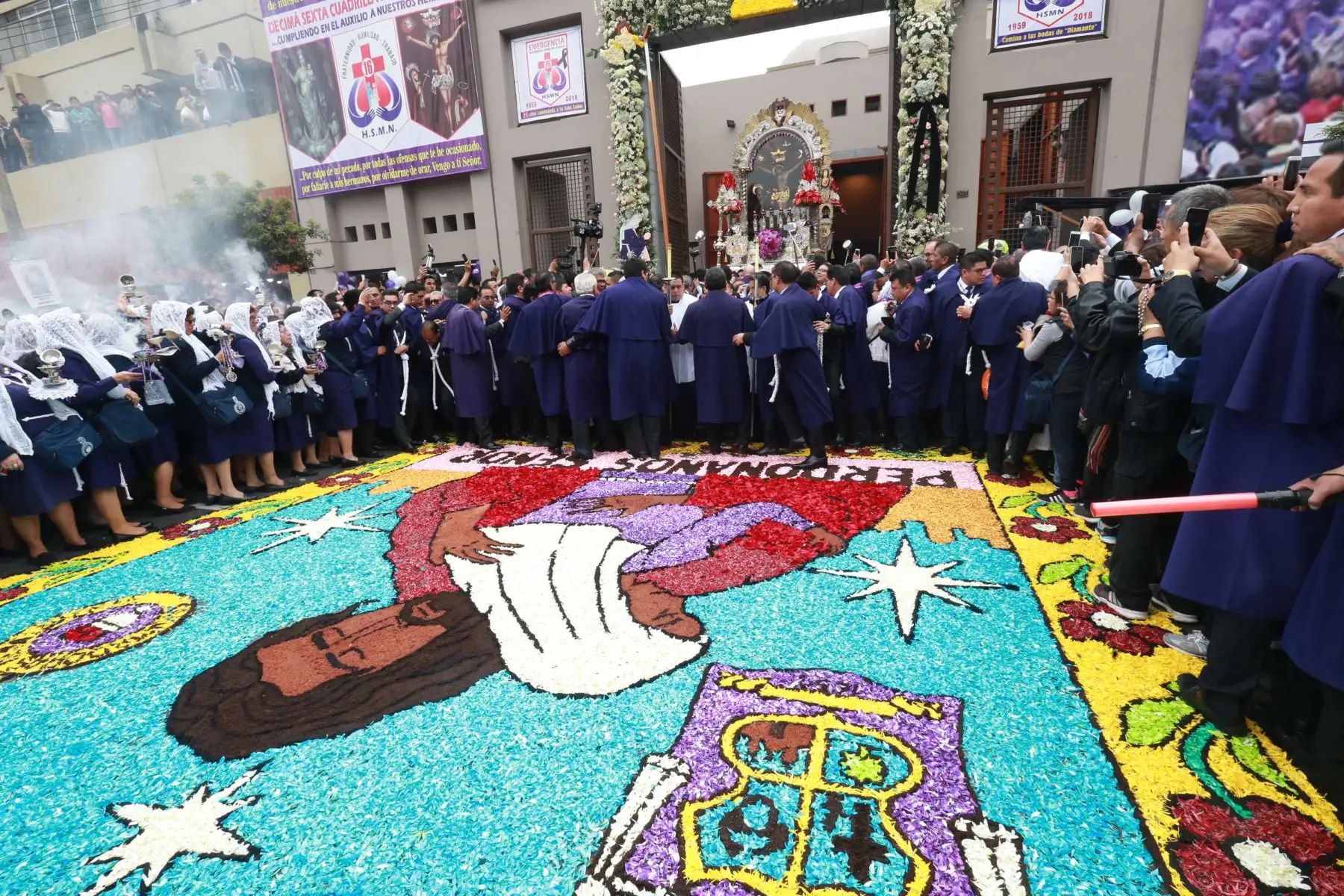 Alfombras de flores reciben al Cristo de Pachacamilla, en su primer  recorrido procesional.Foto: ANDINA/Norman Córdova