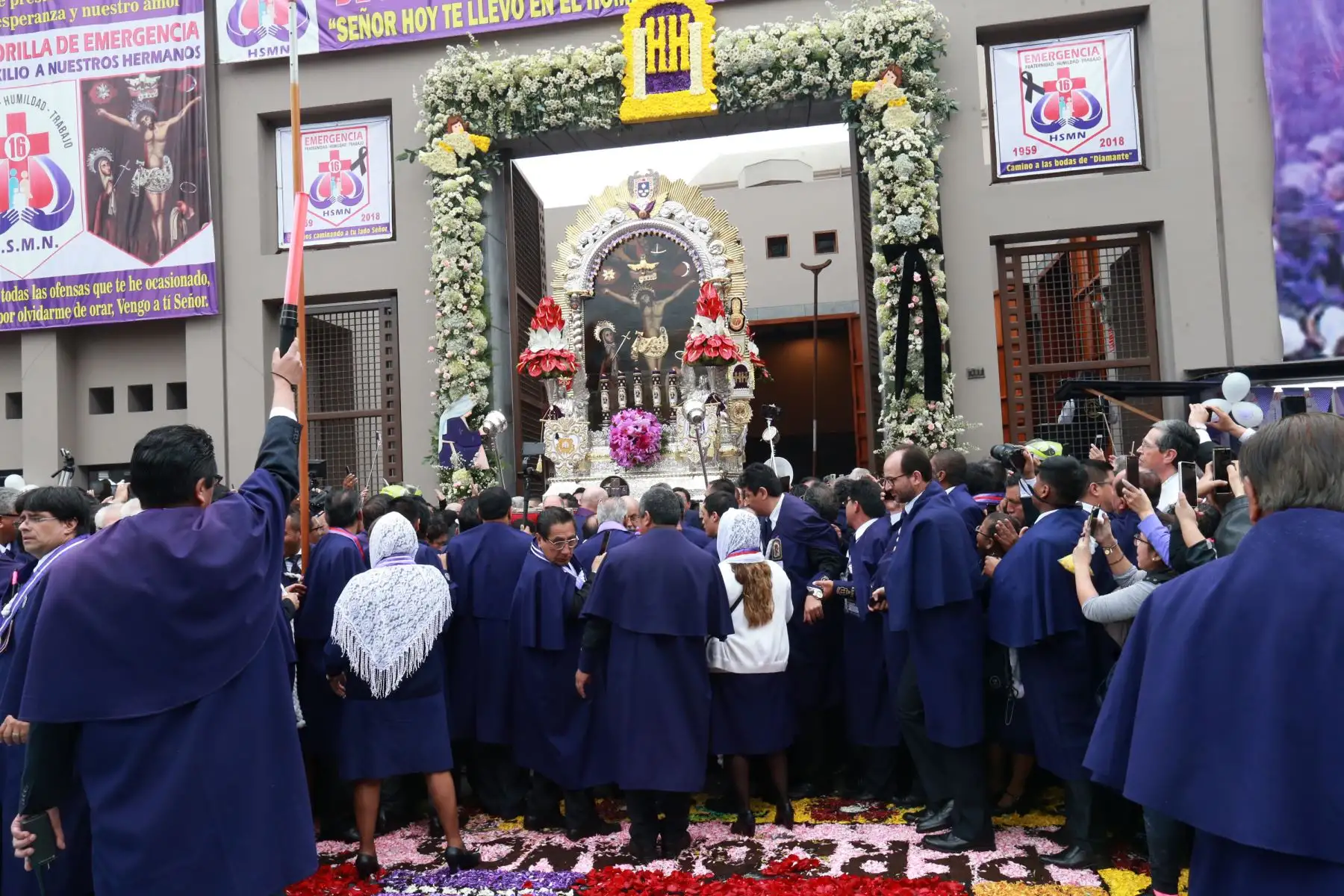 Venerada imagen del Señor de los Milagros sale de la iglesia de las Nazarenas. Foto: ANDINA/Norman Córdova