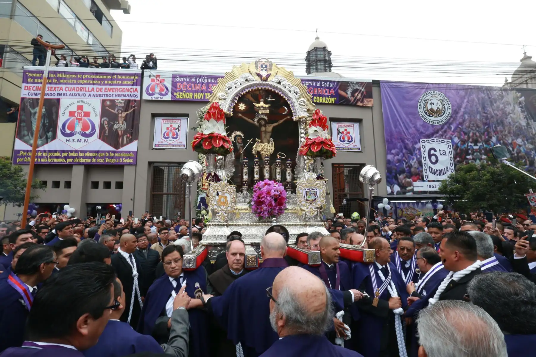 Venerada imagen del Señor de los Milagros sale de la iglesia de las Nazarenas. Foto: ANDINA/Norman Córdova