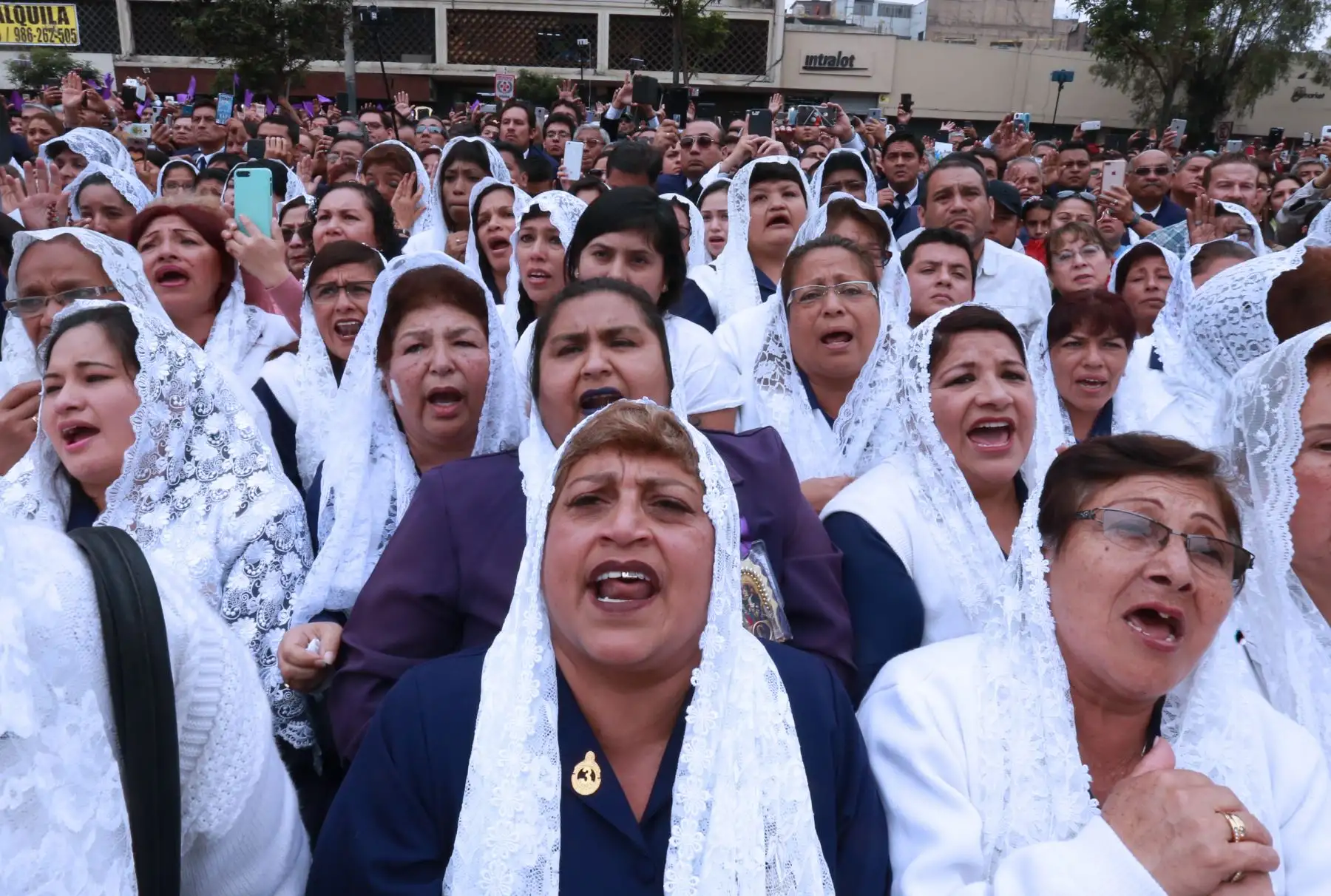 Cantoras acompañan a la imagen del Señor de los Milagros, en su primer recorrido procesional del presente año. Foto: ANDINA/Norman Córdova