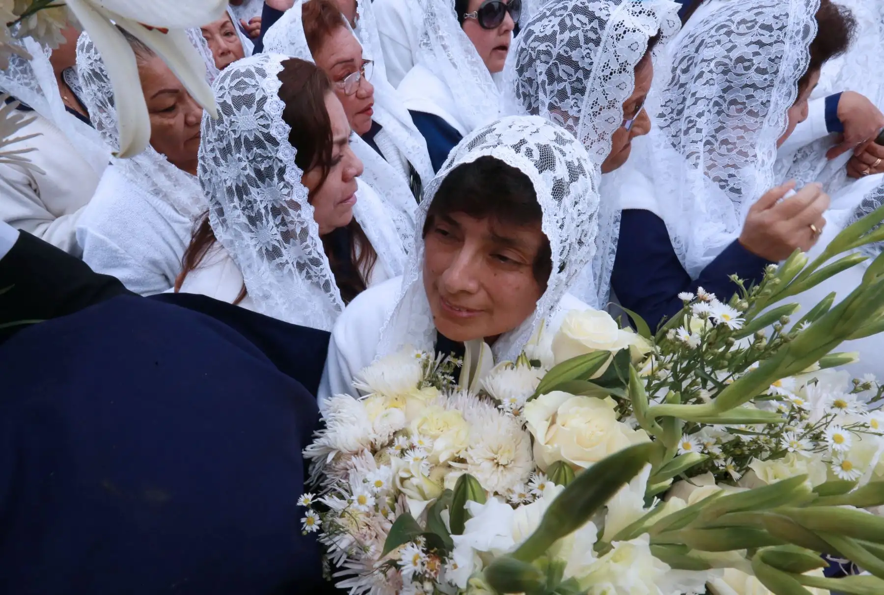 En medio de la presencia de miles de fieles, la imagen del Señor de los Milagros salió del santuario de las Nazarenas, en su primer recorrido procesional del presente año para desplazarse por las calles del centro de LimaFoto: ANDINA/Norman Córdova