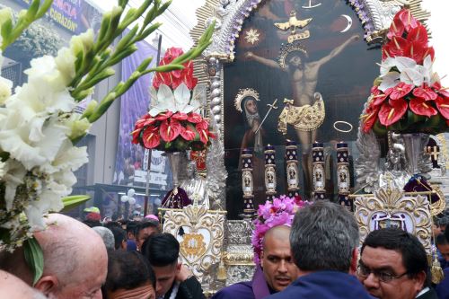 En medio de la presencia de miles de fieles, la imagen del Señor de los Milagros salió del santuario de las Nazarenas, en su primer recorrido procesional del presente año para desplazarse por las calles del centro de Lima Foto: ANDINA/archivo.