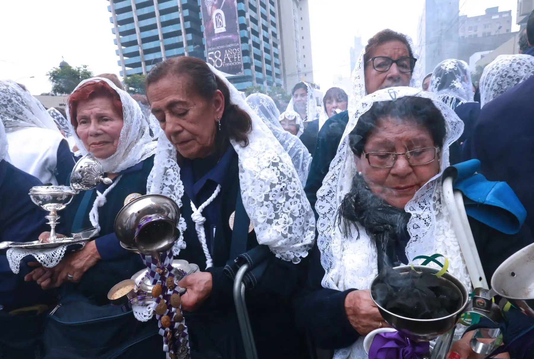 Hermanas saumadoras acompañan a la imagen del Señor de los Milagros, en su primer recorrido procesional del presente año. Foto: ANDINA/Norman Córdova