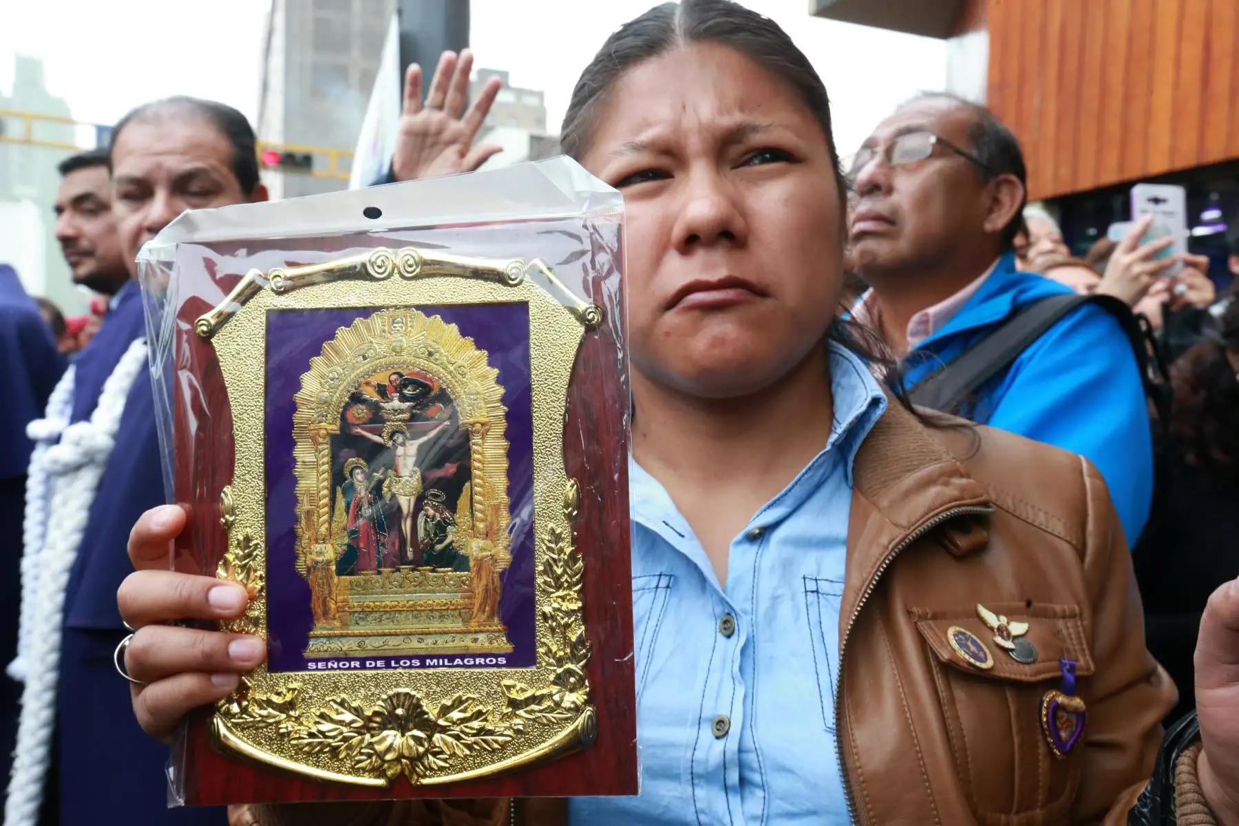 Devotos de la imagen del Señor de los Milagros acompañan, en su primer recorrido procesional. Foto: ANDINA/Norman Córdova