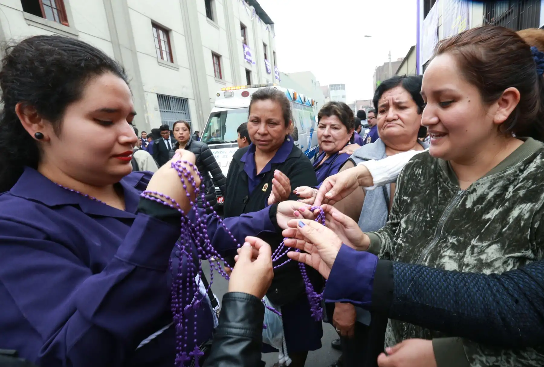 La imagen del Señor de los Milagros salió del santuario de las Nazarenas, en su primer recorrido procesional  por las calles del centro de Lima. Foto: ANDINA/Norman Córdova