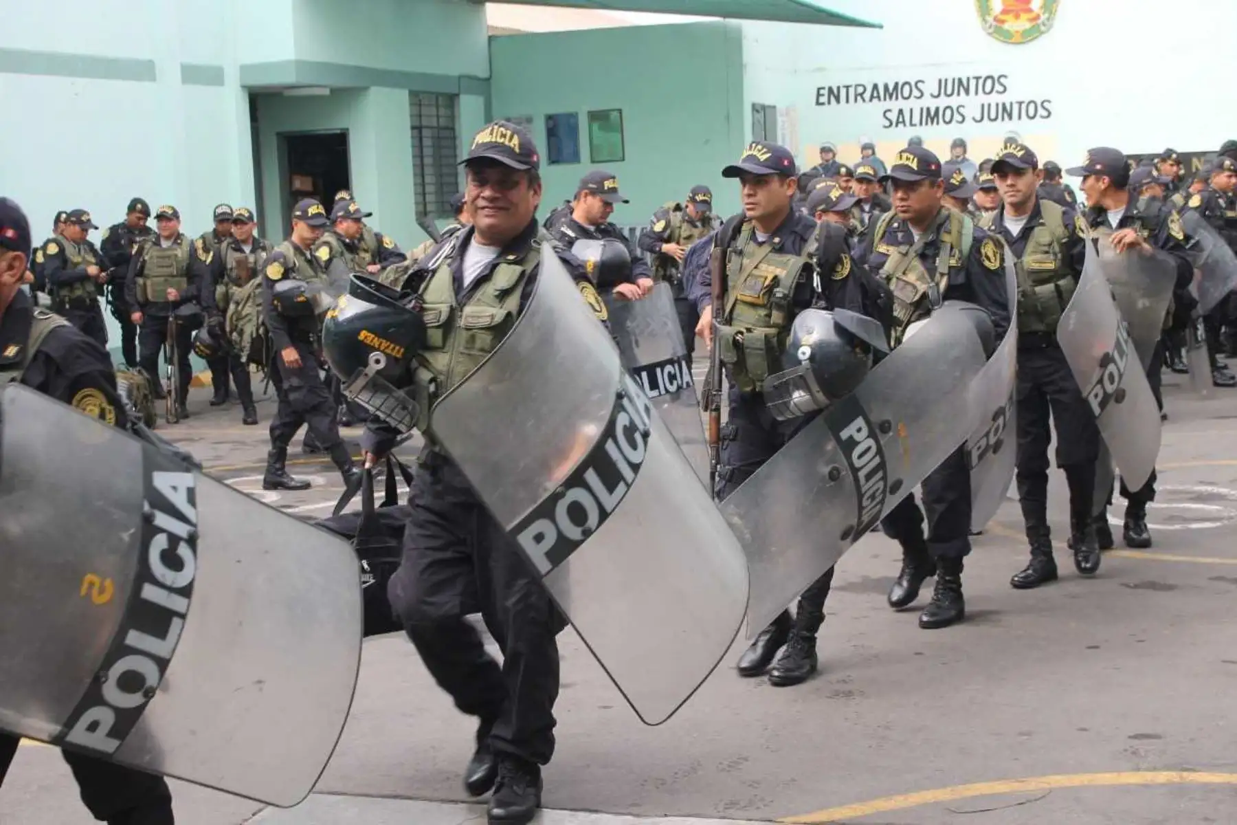El comando de la Tercera Macro Región Policial La Libertad-Áncash desplegó 1,400 efectivos en la costa y sierra de la región La Libertad, a fin de garantizar la seguridad durante las Elecciones Regional y Municipales 2018, que se realizarán mañana en todo el país.