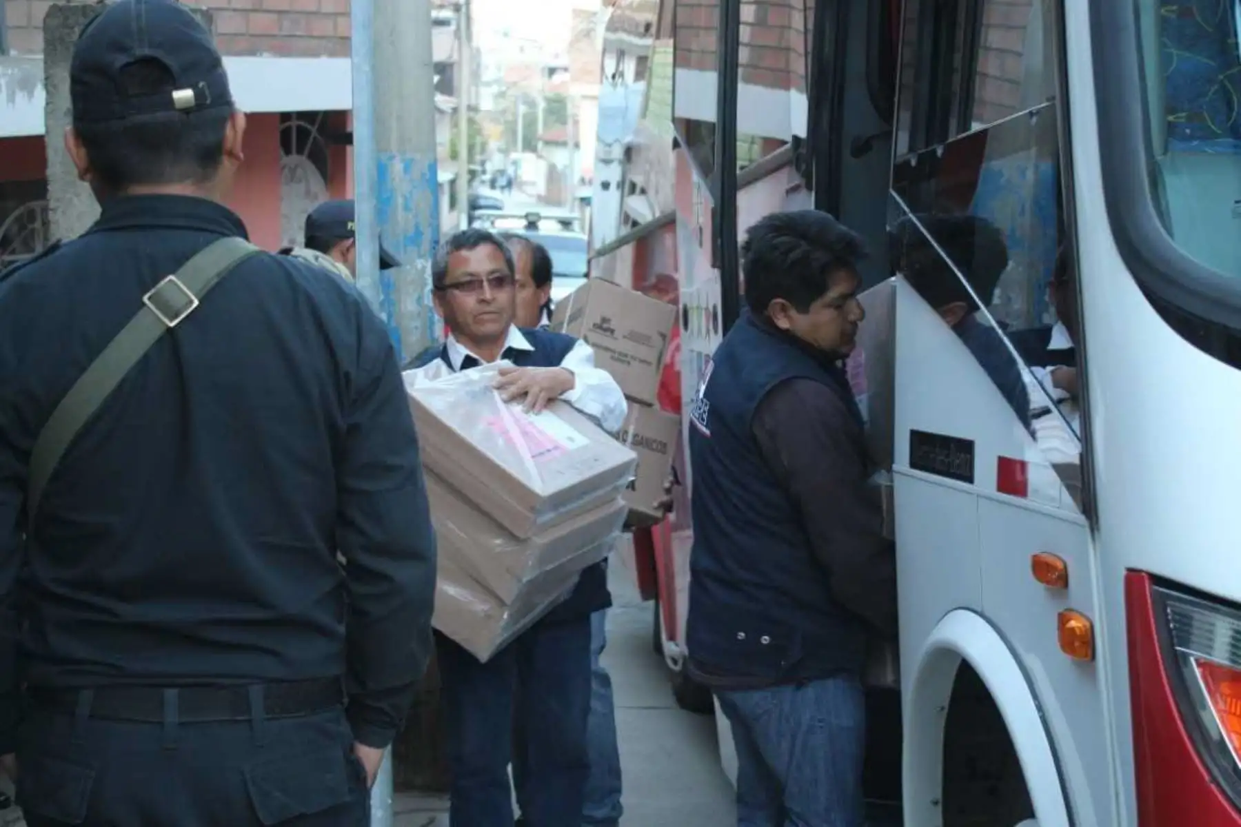 Con resguardo policial se trasladó material electoral a locales de sufragio en la región Áncash