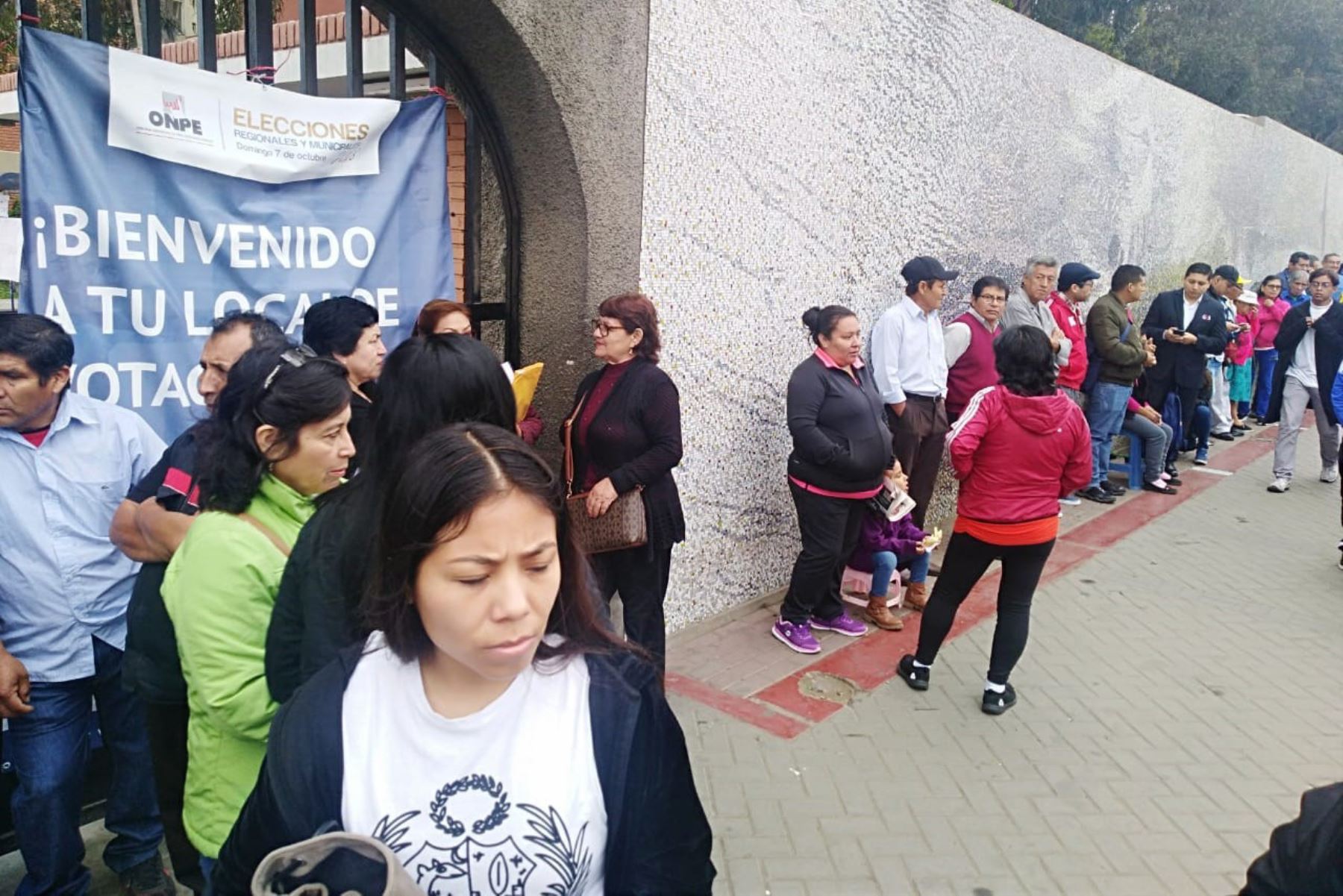 Electores de Trujillo forman colas en locales de votación. ANDINA/Luis Puell