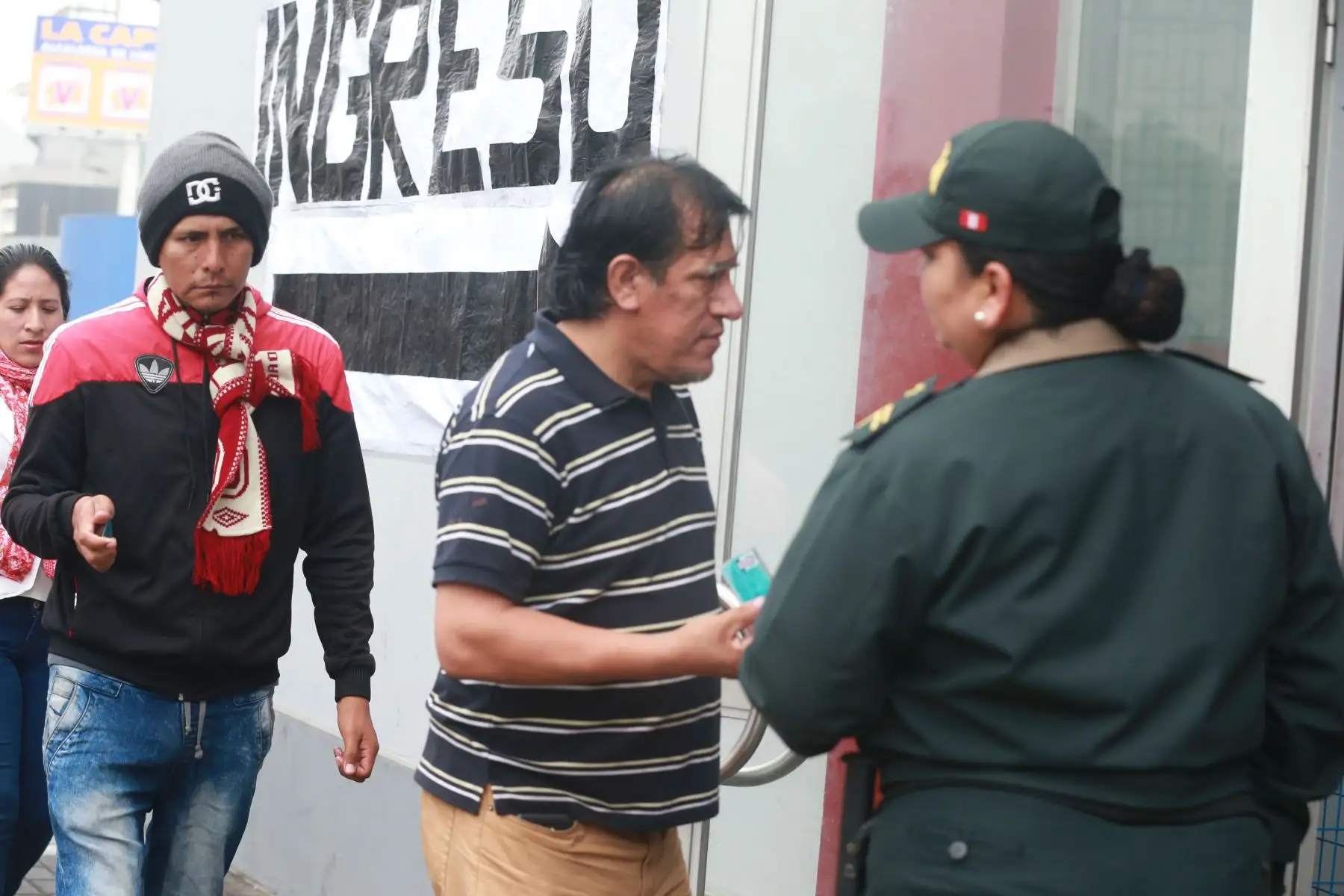 Elecciones municipales y regionales que se desarrolla en el colegio Alfonso Ugarte, la policía nacional del Peru guarda la seguridad. Foto. ANDINA/Vidal Tarqui