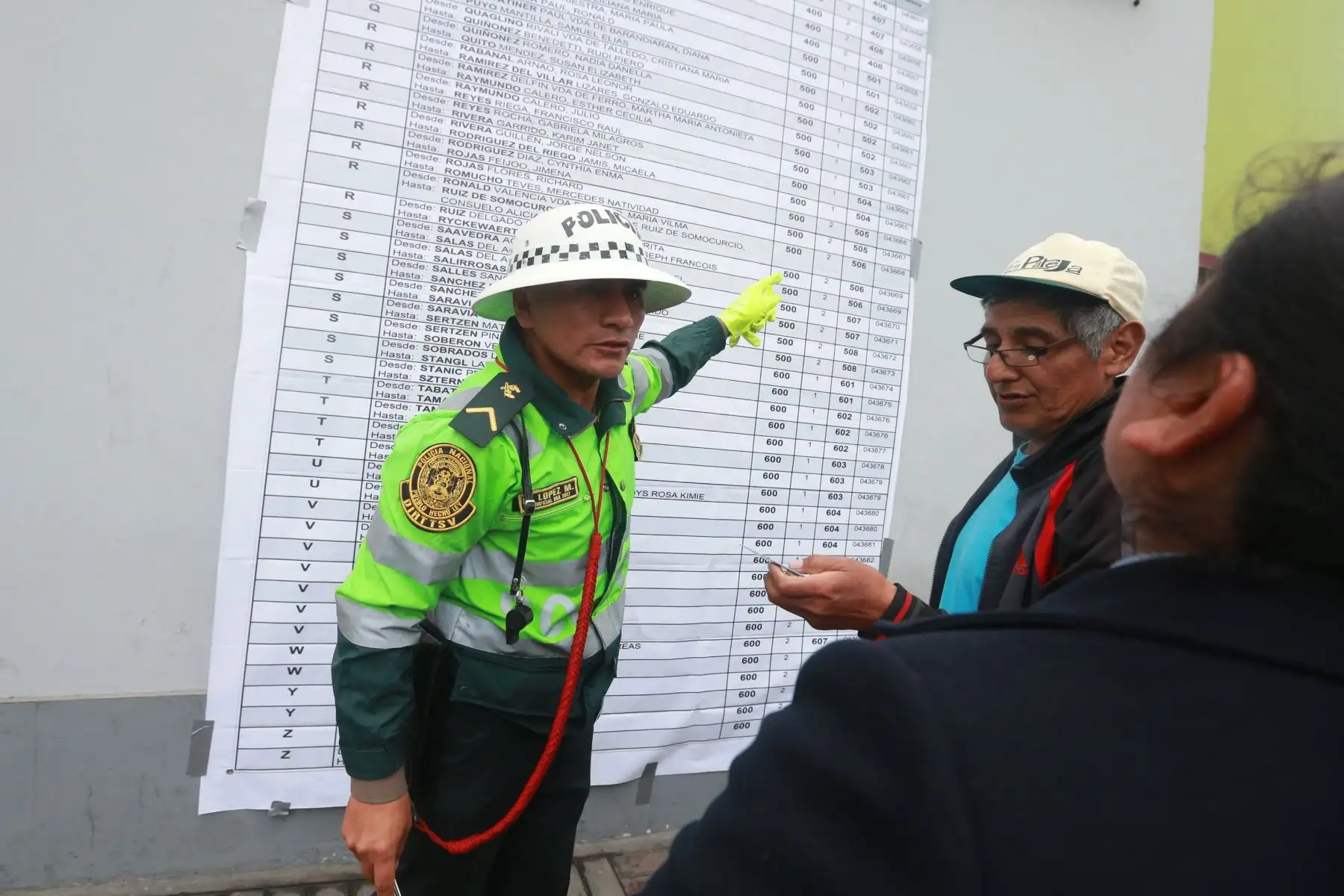 Elecciones municipales y regionales que se desarrolla en el colegio Alfonso Ugarte, la policía nacional del Peru guarda la seguridad. Foto. ANDINA/Vidal Tarqui