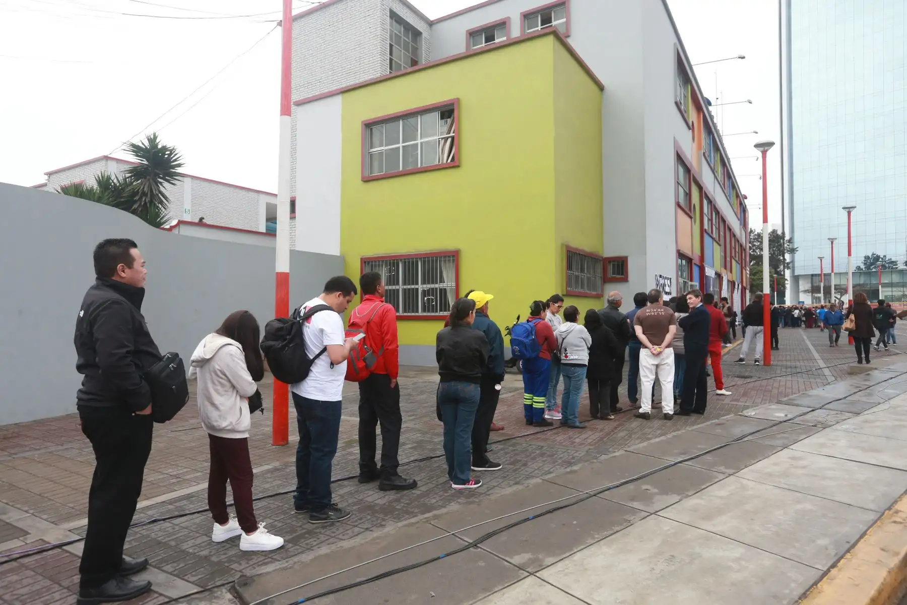 Elecciones municipales y regionales que se desarrolla en el colegio Alfonso Ugarte, la policía nacional del Peru guarda la seguridad. Foto. ANDINA/Vidal Tarqui