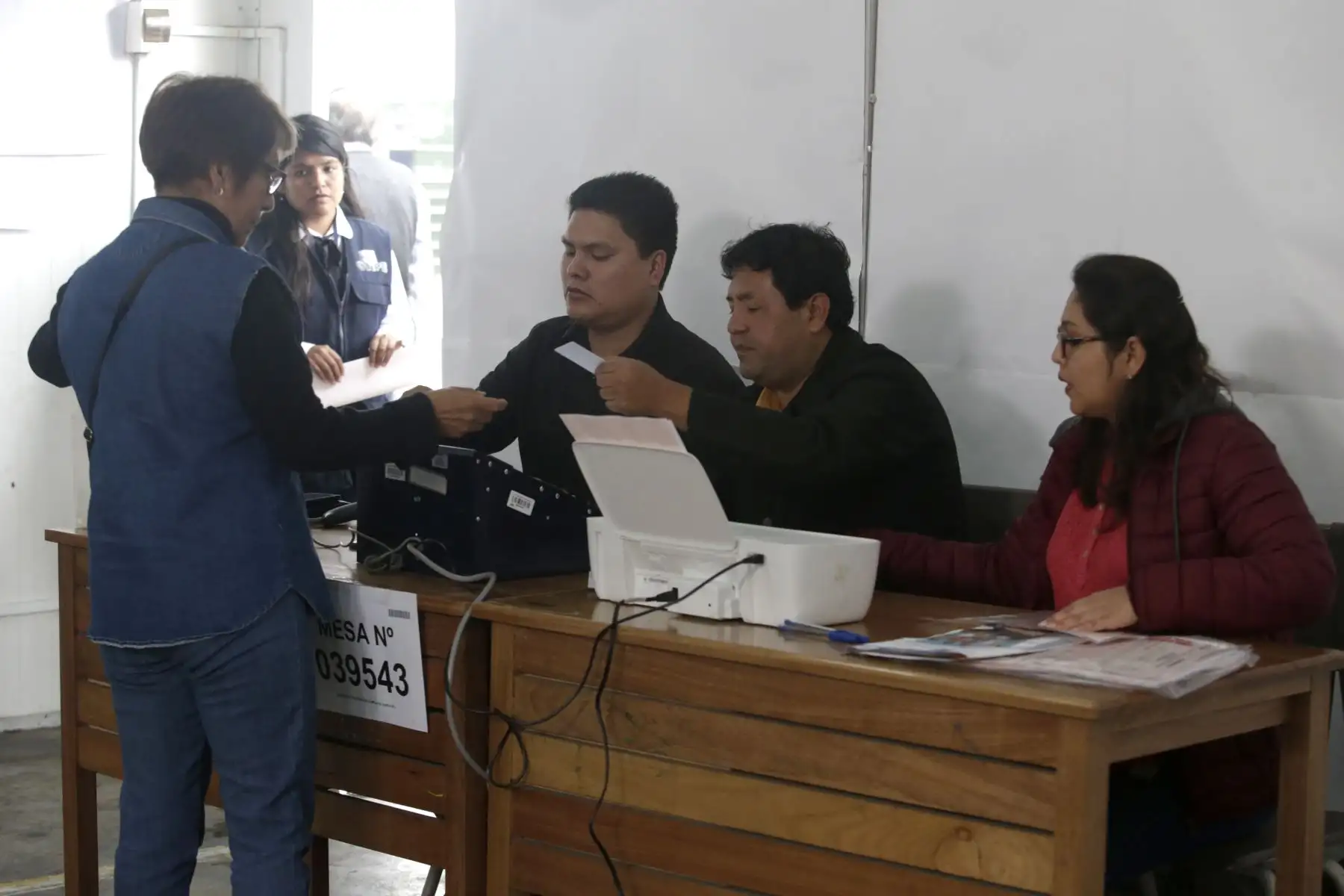 Electores en la I.E 1230 en La Molina sufragan mediante voto electrónico durante las elecciones municipales 2018.  Foto: ANDINA/Melina Mejía