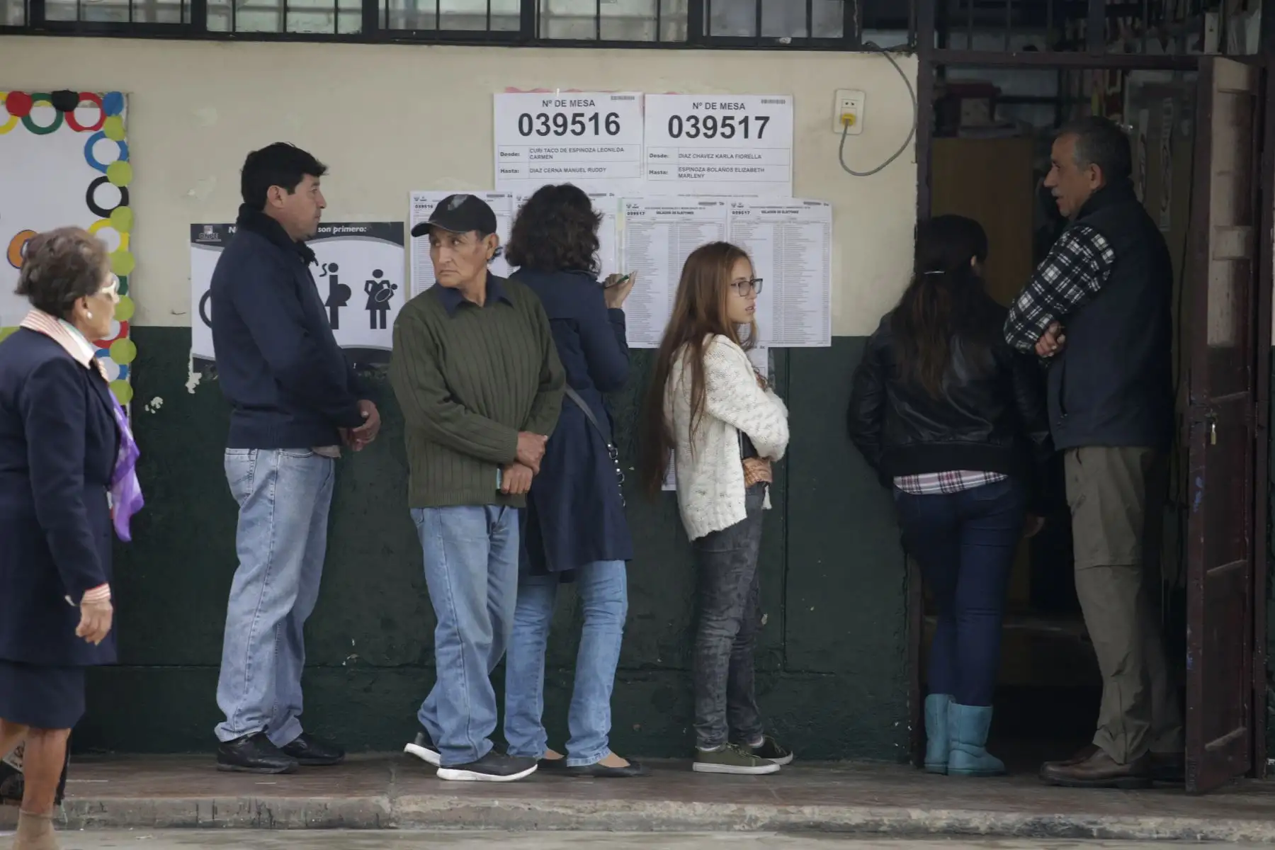 Electores en la I.E 1230 en La Molina sufragan mediante voto electrónico durante las elecciones municipales 2018.  Foto: ANDINA/Melina Mejía