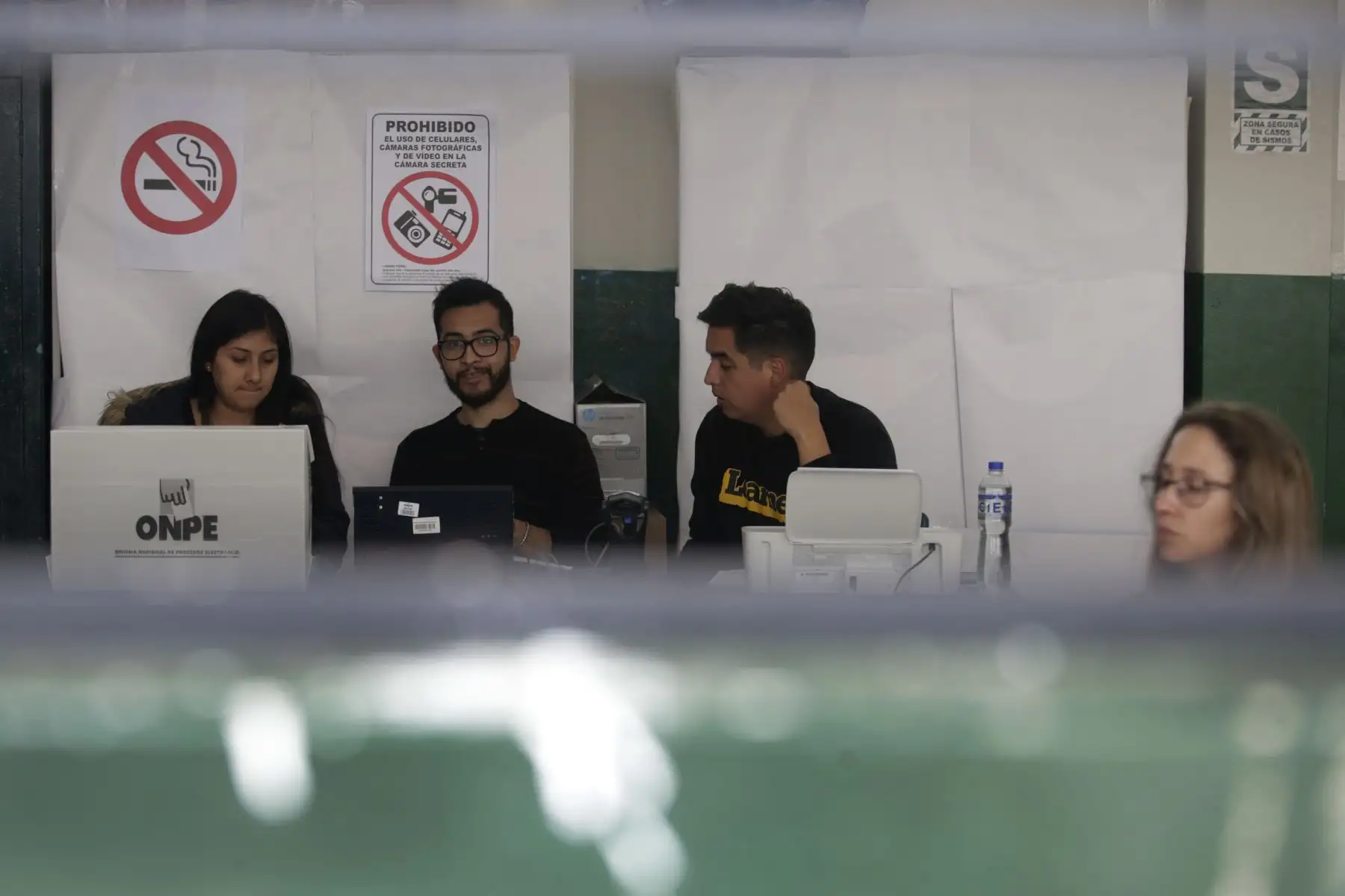Electores en la I.E 1230 en La Molina sufragan mediante voto electrónico durante las elecciones municipales 2018.  Foto: ANDINA/Melina Mejía