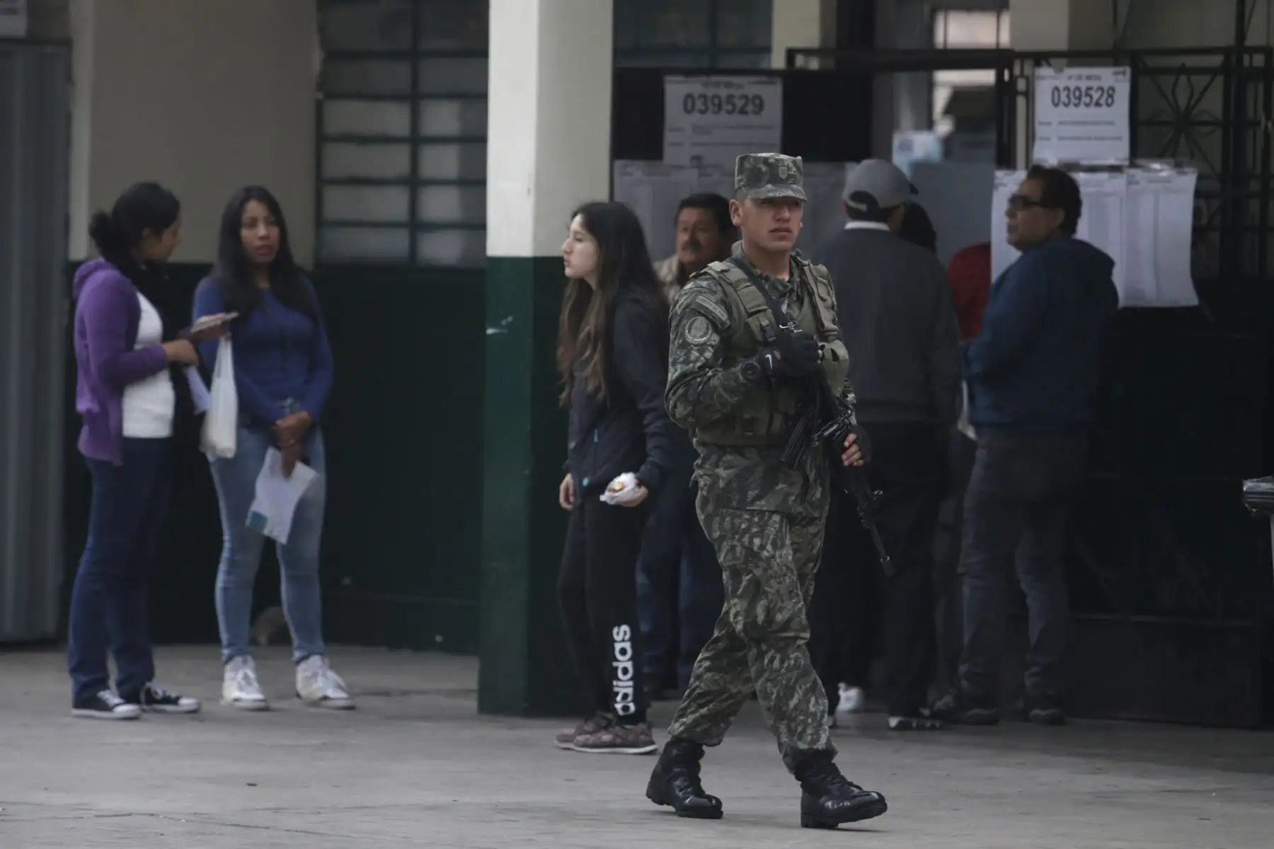 Miembros del ejercito colaboran con la seguridad en la I.E 1230 en La Molina durante las elecciones municipales 2018.  Foto: ANDINA/Melina Mejía