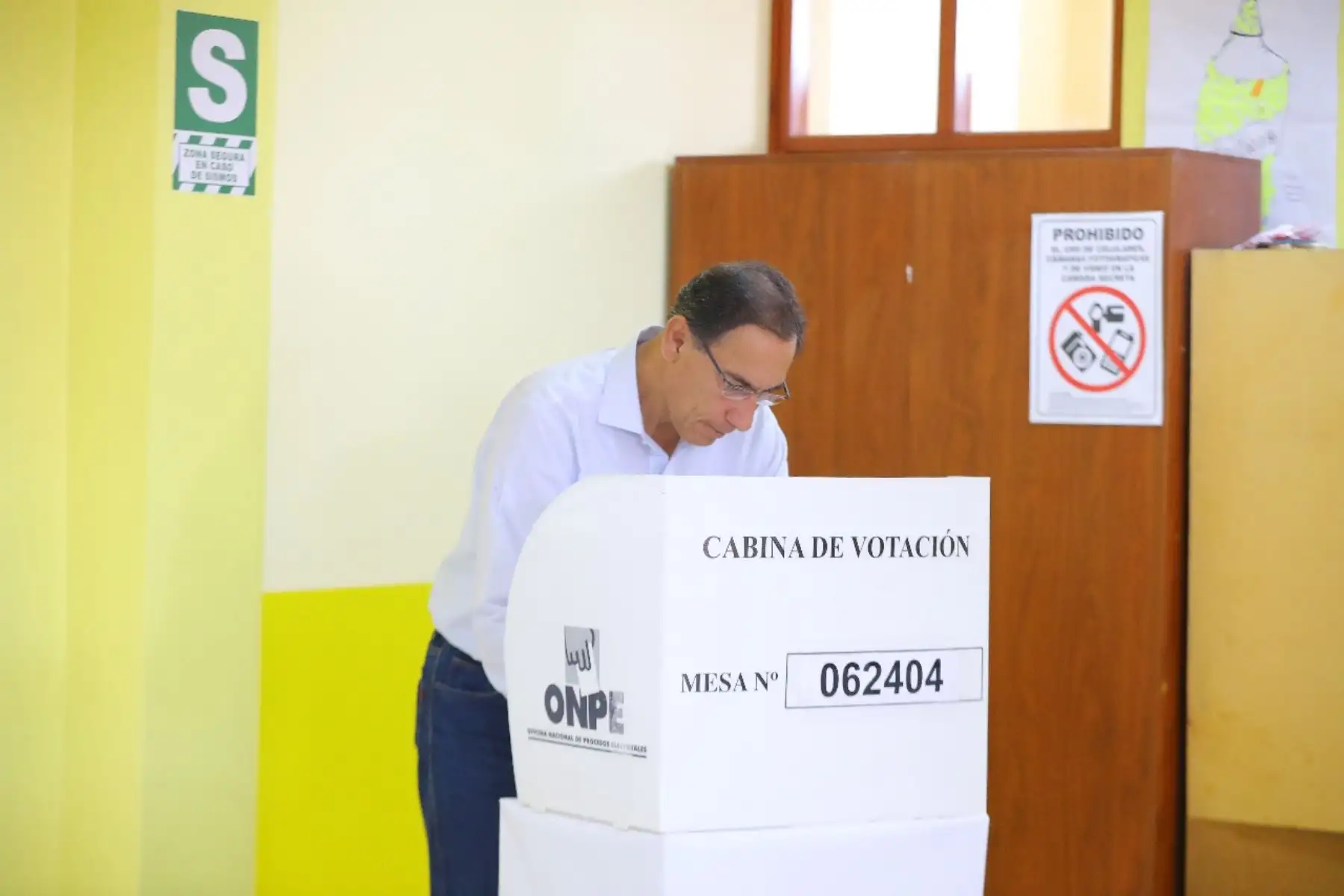 El presidente de la República, Martín Vizcarra. acudió esta mañana a sufragar en el colegio San Antonio de la región Moquegua, en el sur del país. Foto: ANDINA/Andrés Valle/Prensa Presidencia