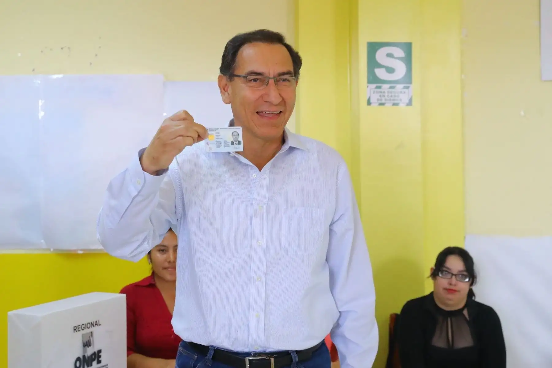 El presidente de la República, Martín Vizcarra. acudió esta mañana a sufragar en el colegio San Antonio de la región Moquegua, en el sur del país. Foto: ANDINA/Andrés Valle/Prensa Presidencia