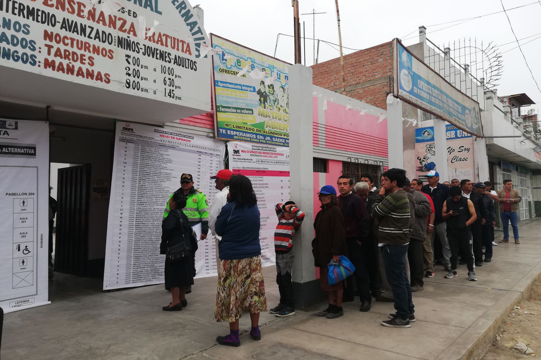 ANDINACientos de ciudadanos de Chimbote, en Áncash, acuden a votar desde tempranas horas. ANDINA