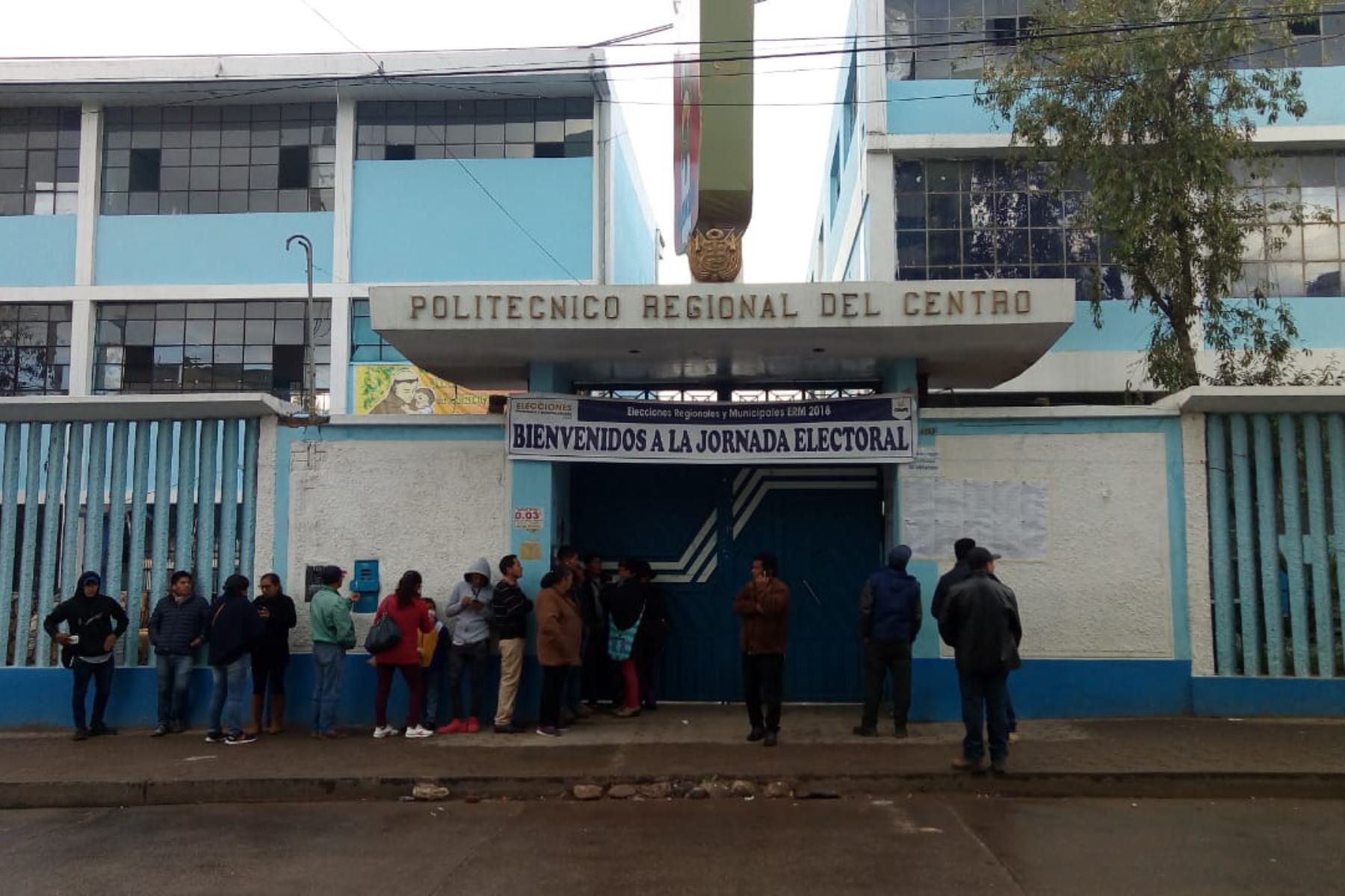 Demora en la instalación de mesas de sufragio retrasa jornada electoral en Huancayo. ANDINA/Pedro Tinoco