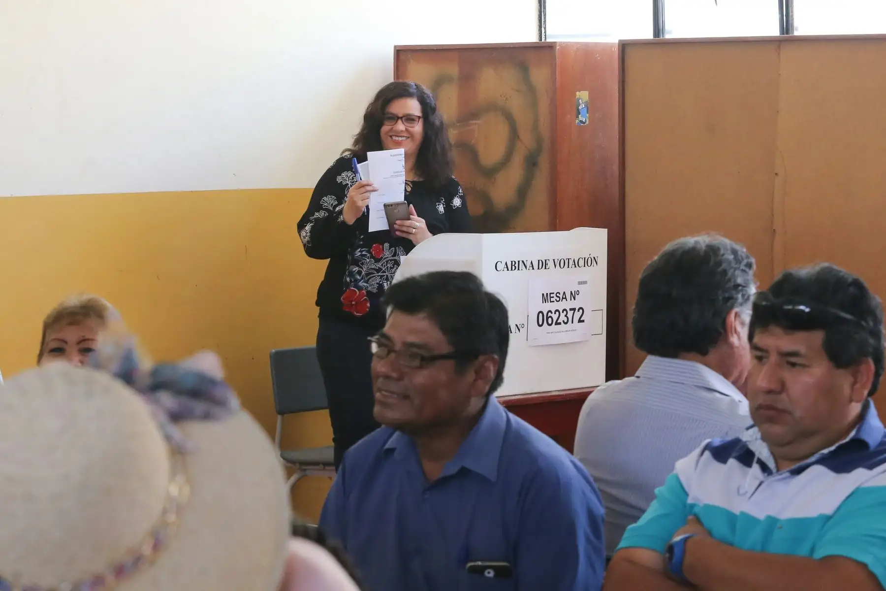 Primera dama Maribel Díaz Cabello emite su voto en la región Moquegua. Foto: ANDINA/Andrés Valle/Prensa Presidencia