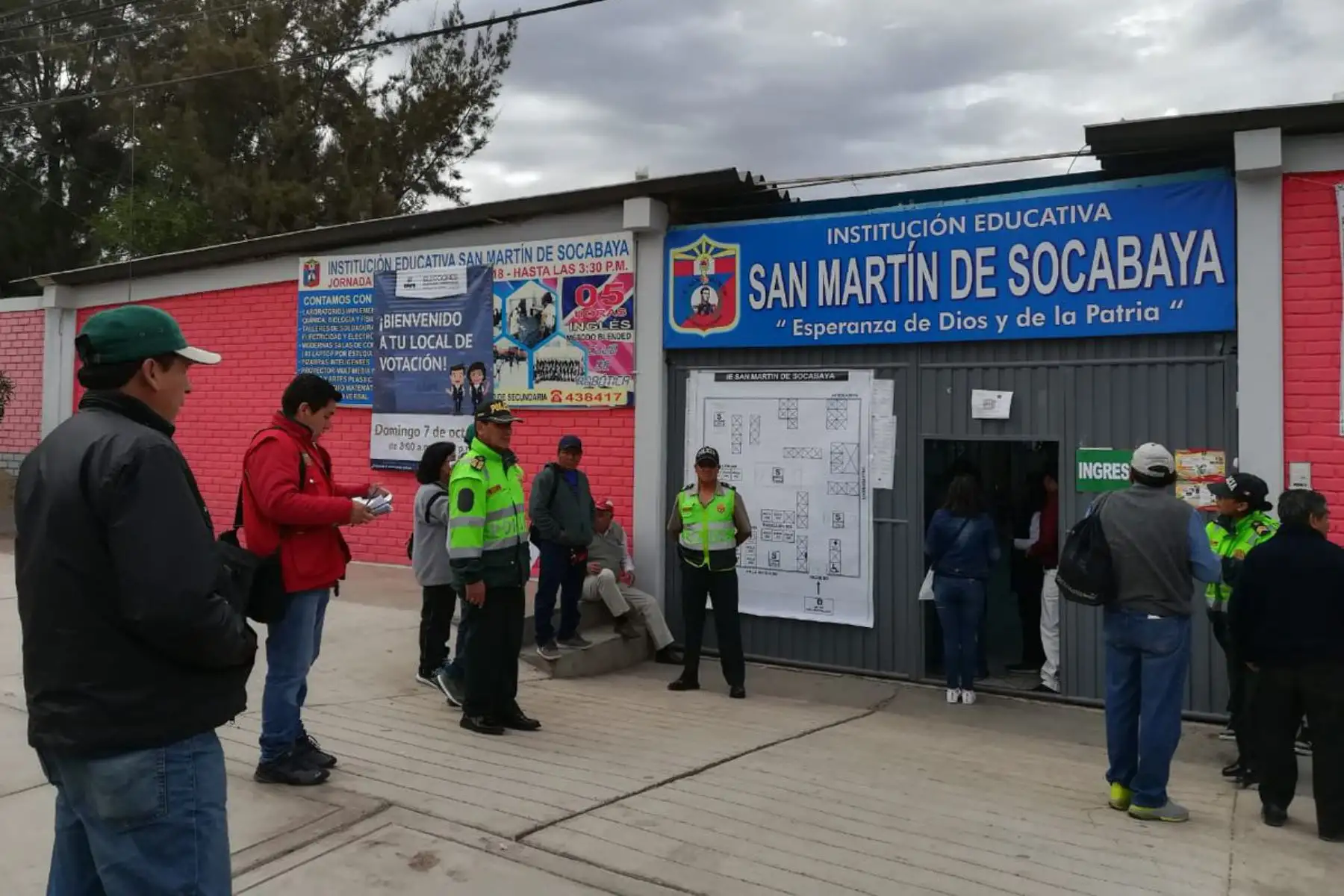 En un 95 % se instalaron las mesas de sufragio en Arequipa mientras la Policía garantiza normalidad del proceso electoral. ANDINA/Difusión