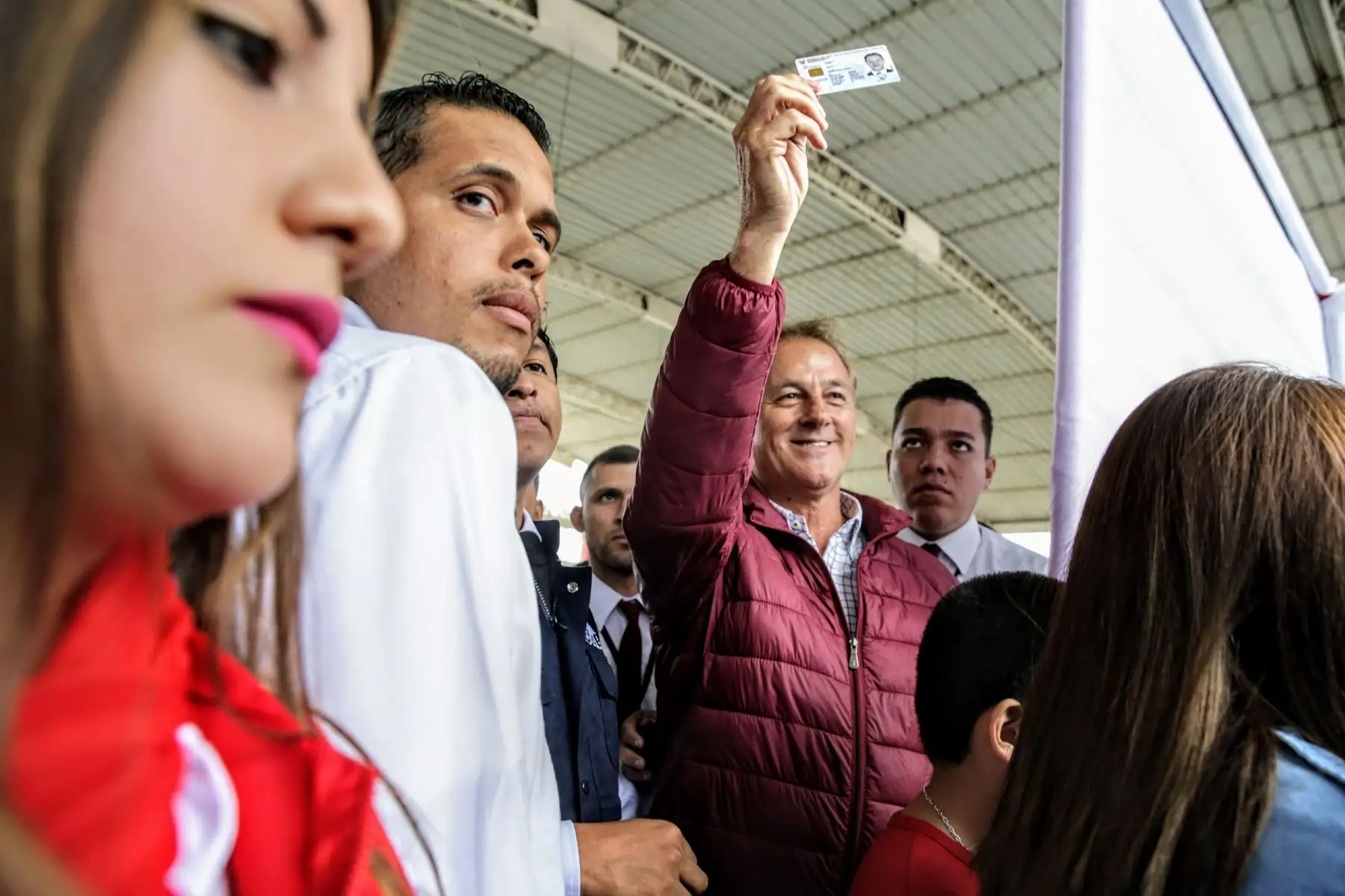 Candidato a la alcaldía de Lima, Jorge Muñoz, ejerce su derecho a voto en el colegio Pestalozzi de Miraflores. Foto: ANDINA/Luis Iparraguirre