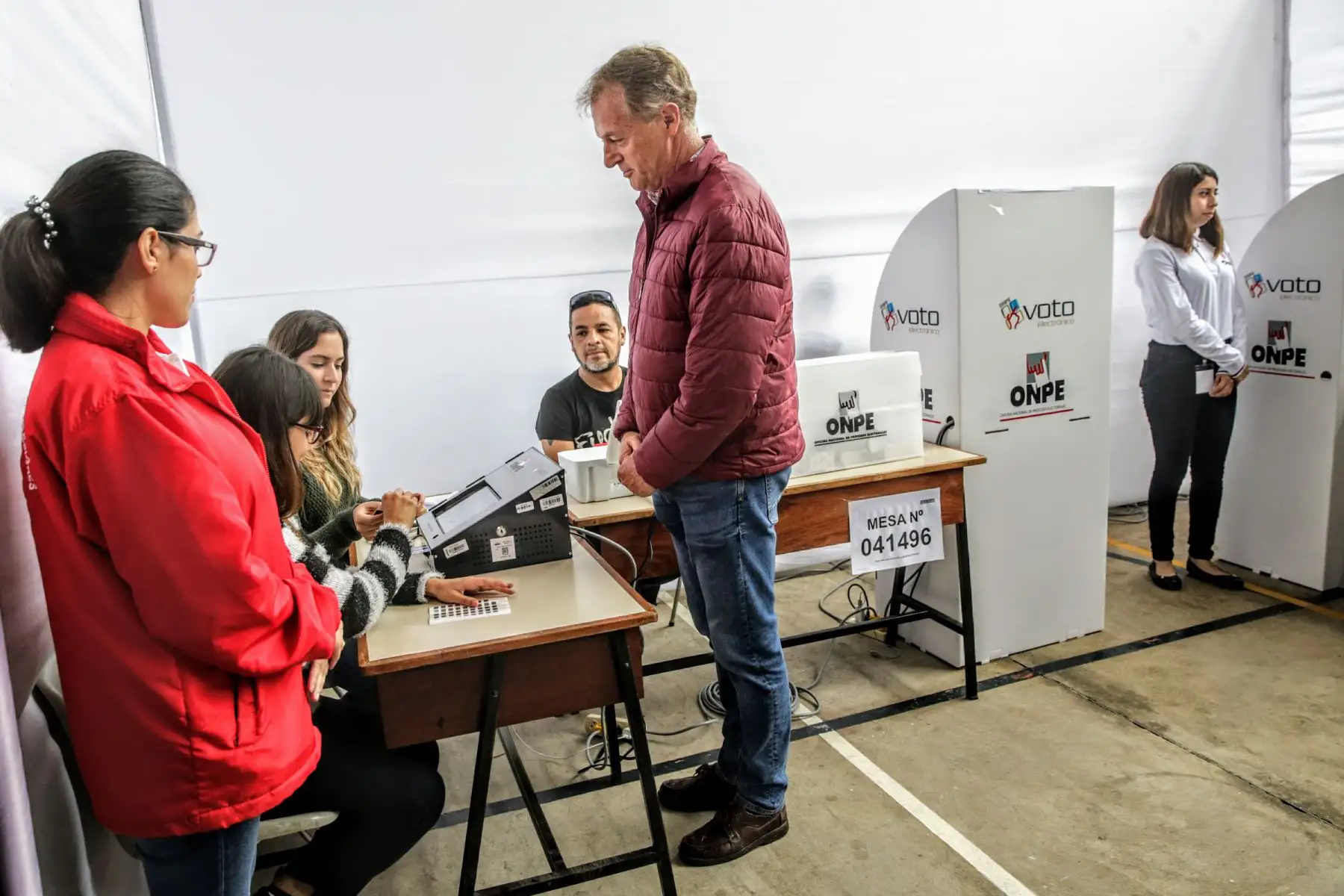 Candidato a la alcaldía de Lima, Jorge Muñoz, ejerce su derecho a voto en el colegio Pestalozzi de Miraflores. Foto: ANDINA/Luis Iparraguirre