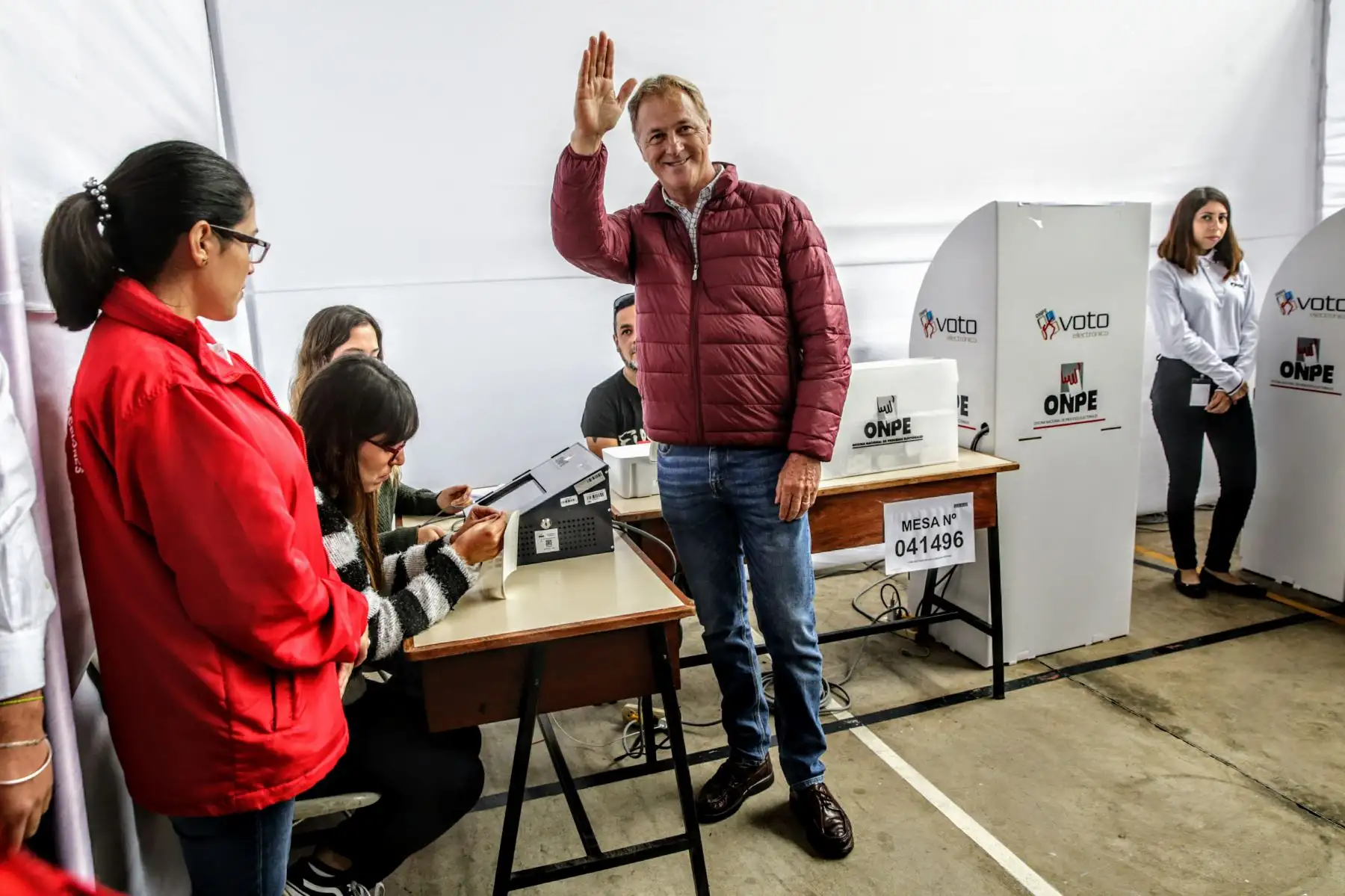 Candidato a la alcaldía de Lima, Jorge Muñoz, ejerce su derecho a voto en el colegio Pestalozzi de Miraflores. Foto: ANDINA/Luis Iparraguirre