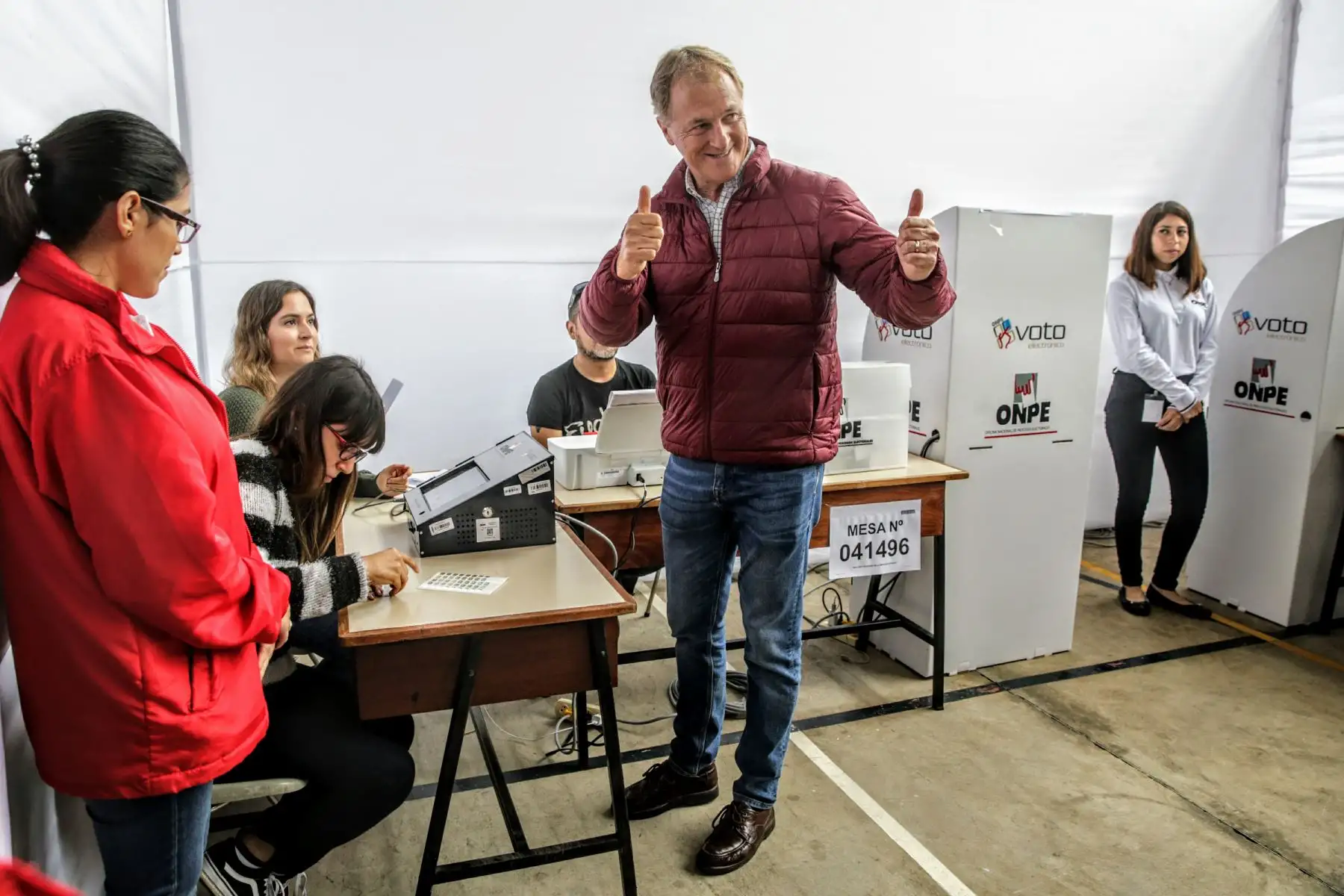 Candidato a la alcaldía de Lima, Jorge Muñoz, ejerce su derecho a voto en el colegio Pestalozzi de Miraflores. Foto: ANDINA/Luis Iparraguirre