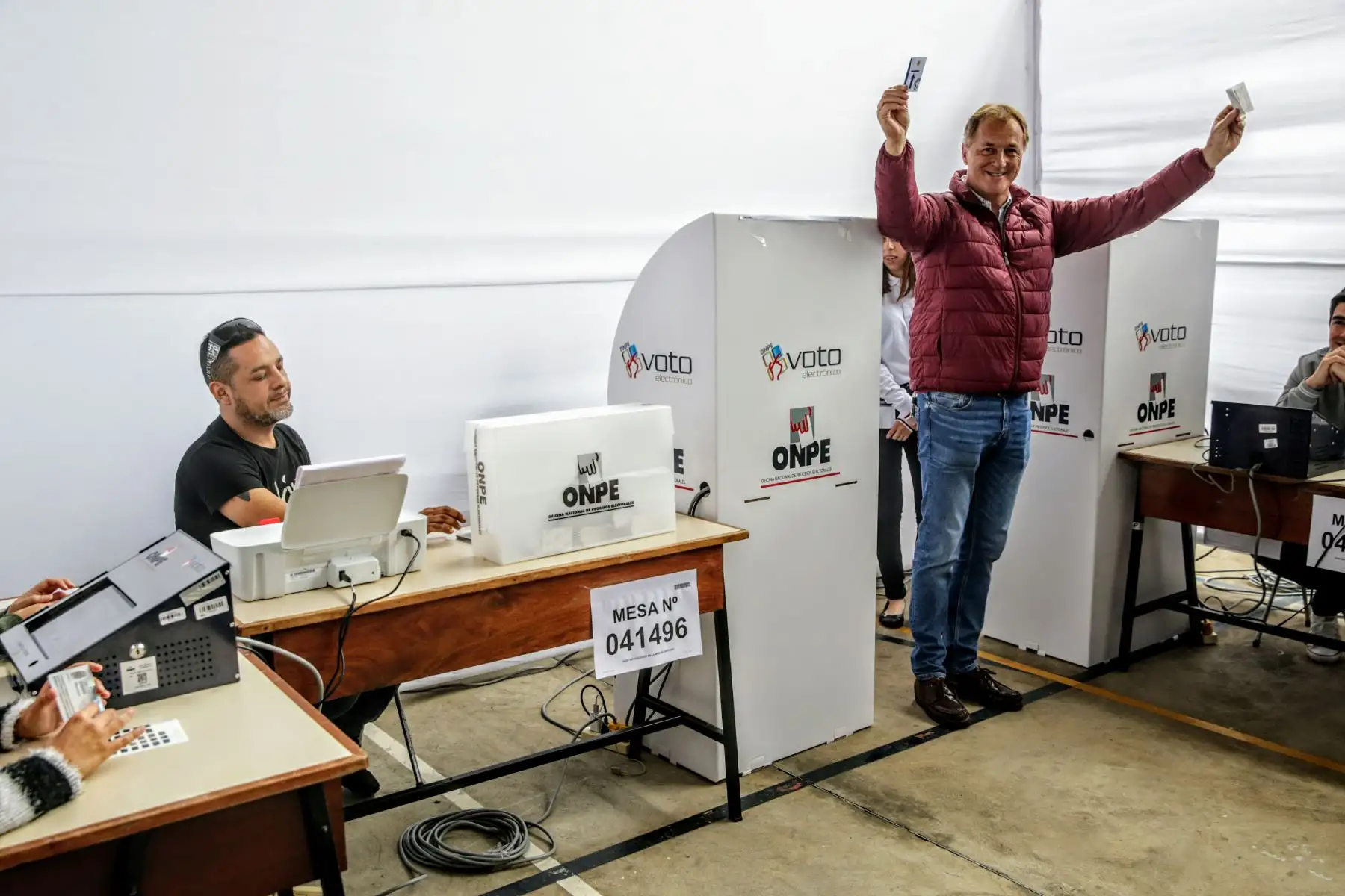 Candidato a la alcaldía de Lima, Jorge Muñoz, ejerce su derecho a voto en el colegio Pestalozzi de Miraflores. Foto: ANDINA/Luis Iparraguirre