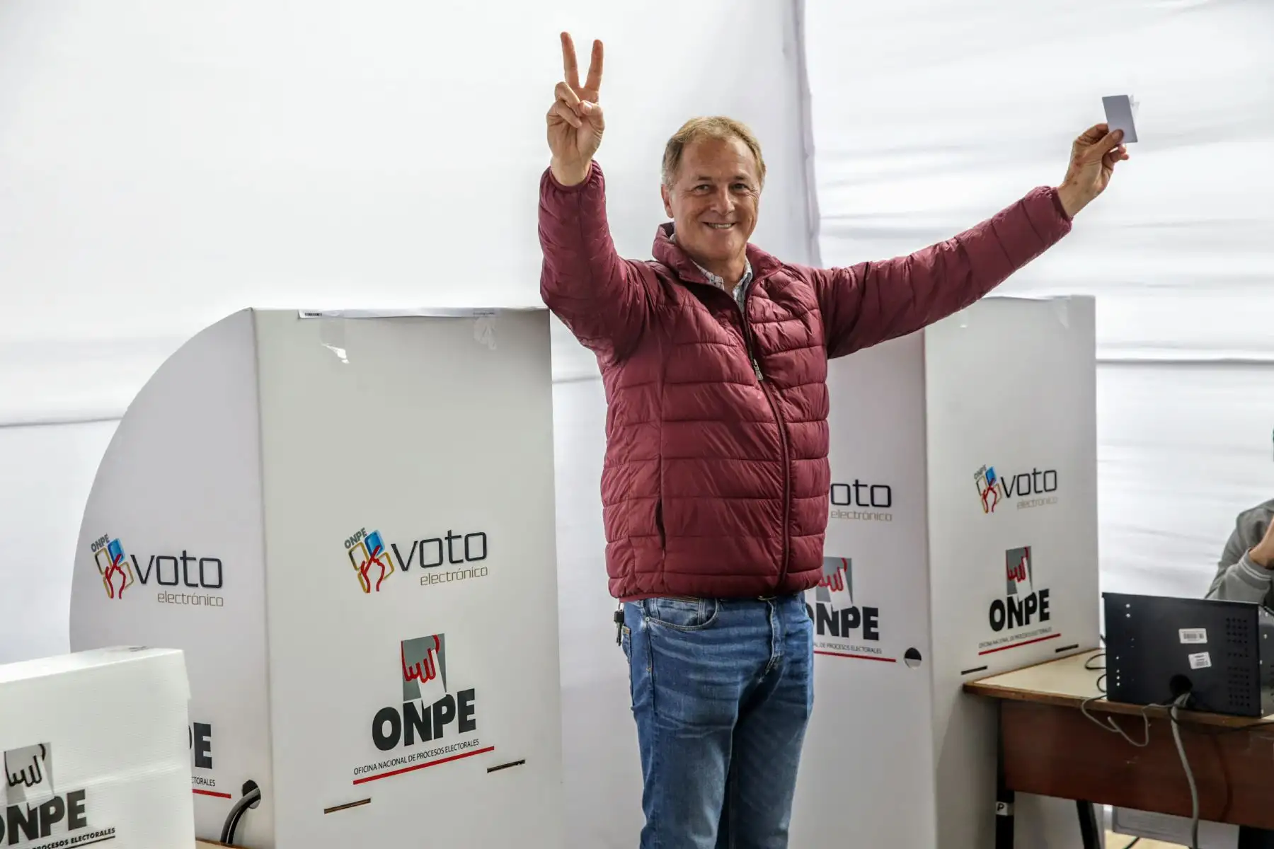 Candidato a la alcaldía de Lima, Jorge Muñoz, ejerce su derecho a voto en el colegio Pestalozzi de Miraflores. Foto: ANDINA/Luis Iparraguirre