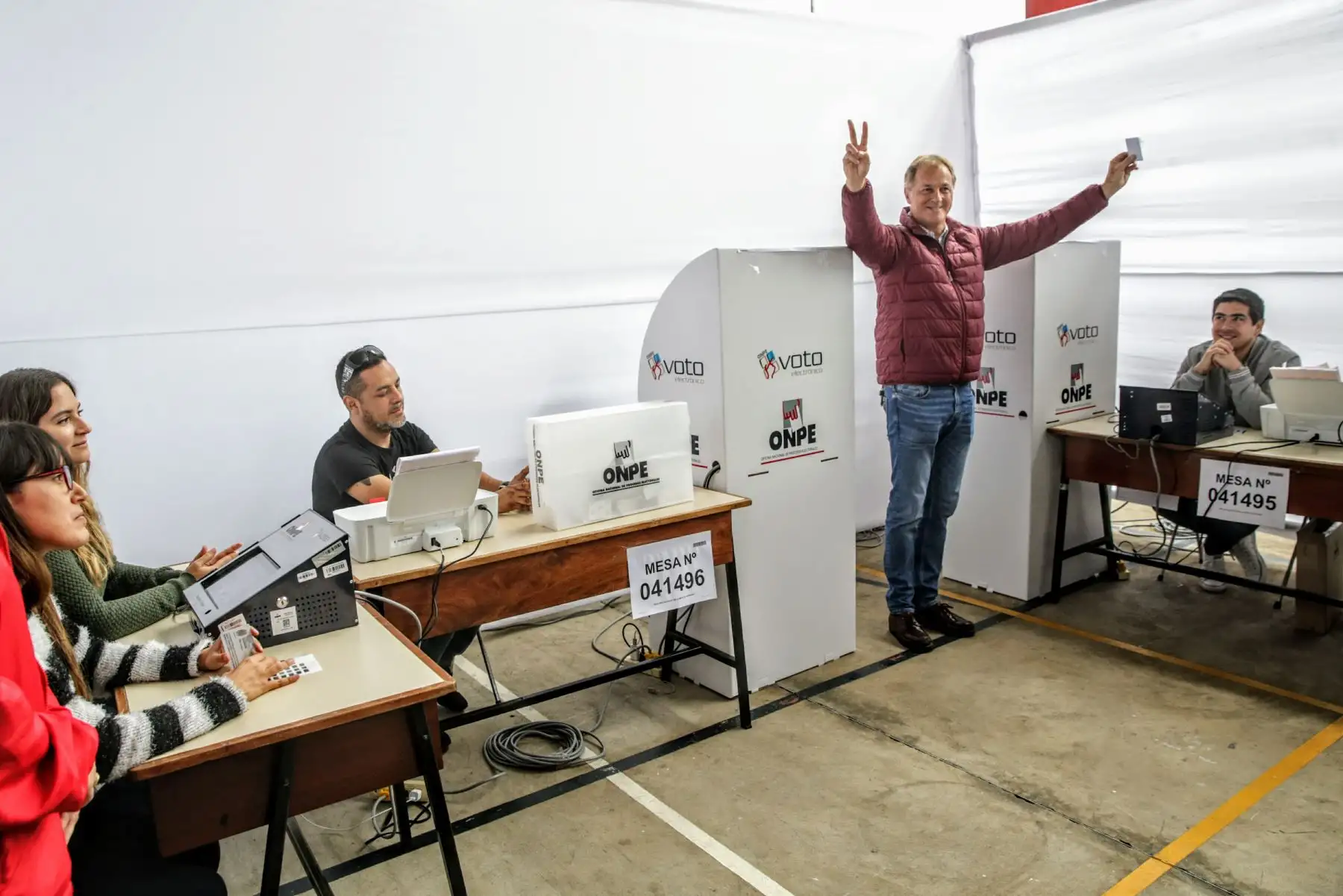 Candidato a la alcaldía de Lima, Jorge Muñoz, ejerce su derecho a voto en el colegio Pestalozzi de Miraflores. Foto: ANDINA/Luis Iparraguirre